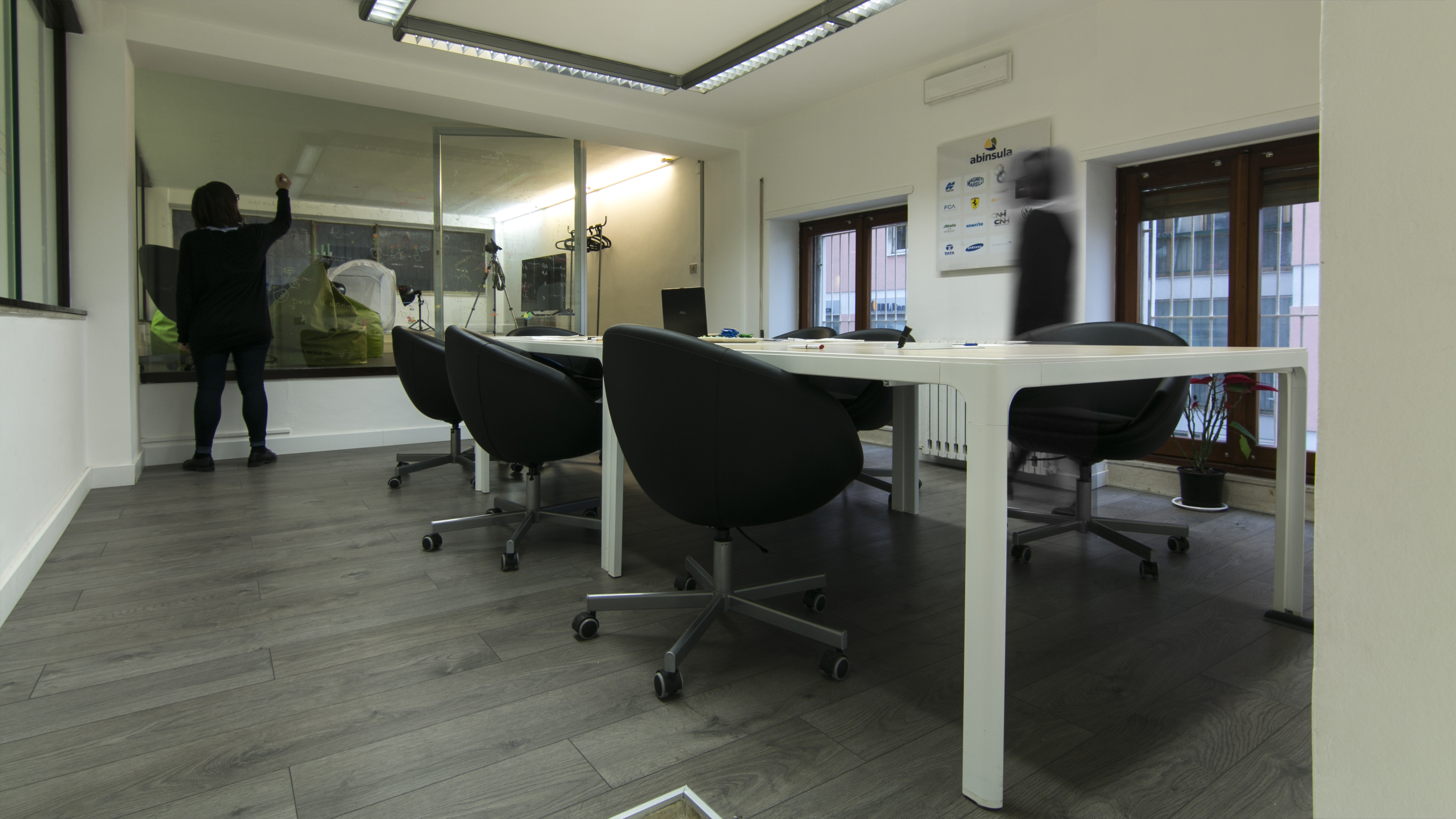 定制 OSB 隔板打造灵动办公空间-11