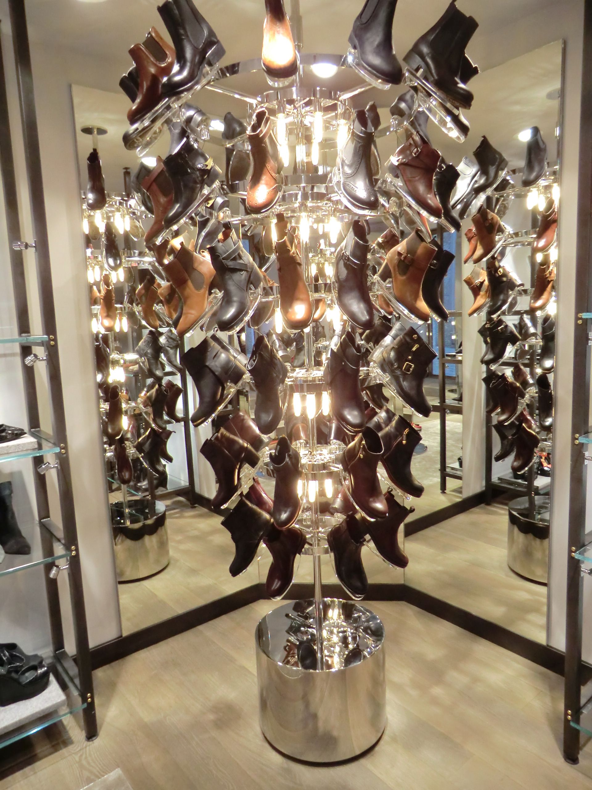 米兰购物街 Kurt Geiger 鞋店设计-2