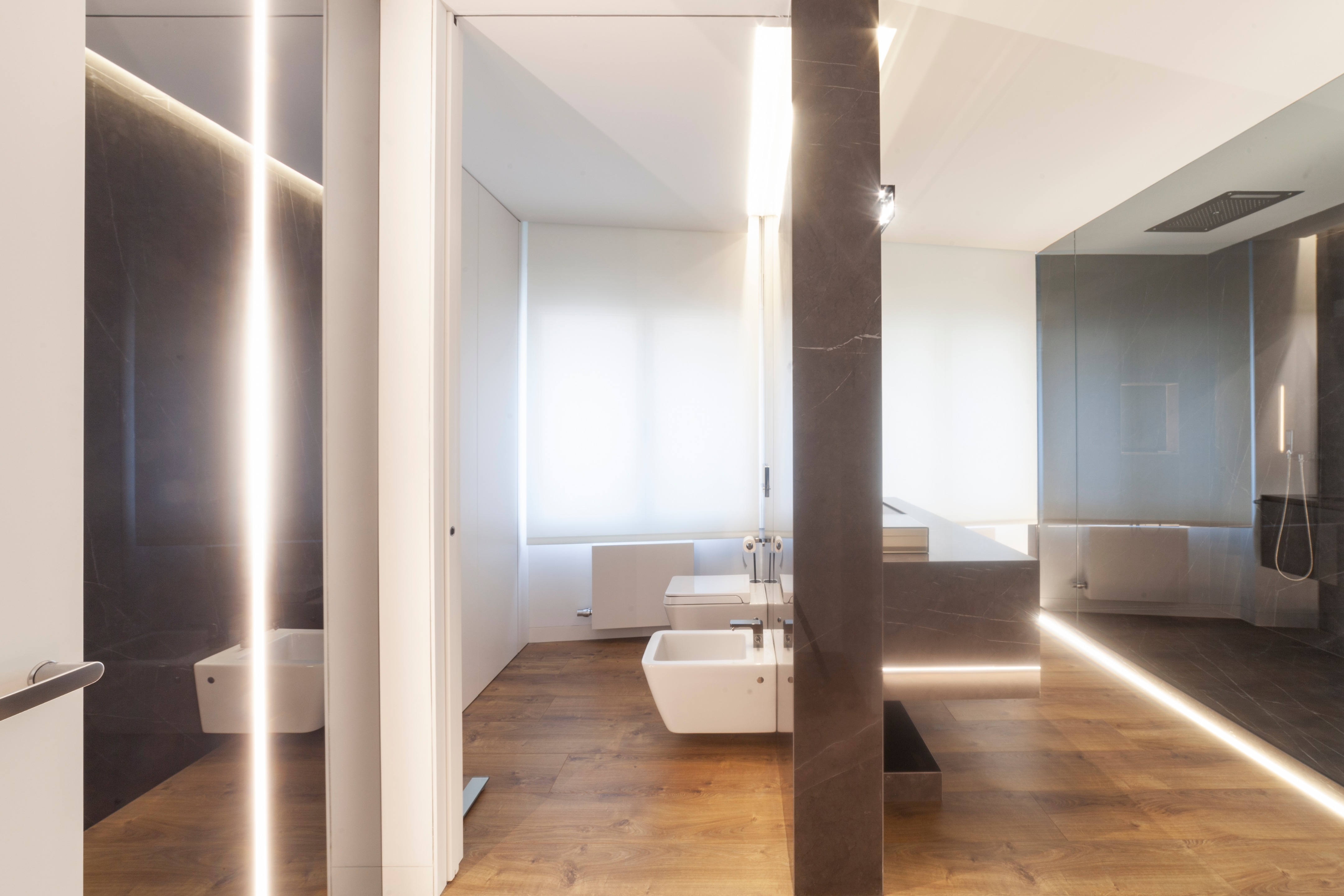 极简风格顶层公寓，温暖木质地板与经典黑白浴室设计-25