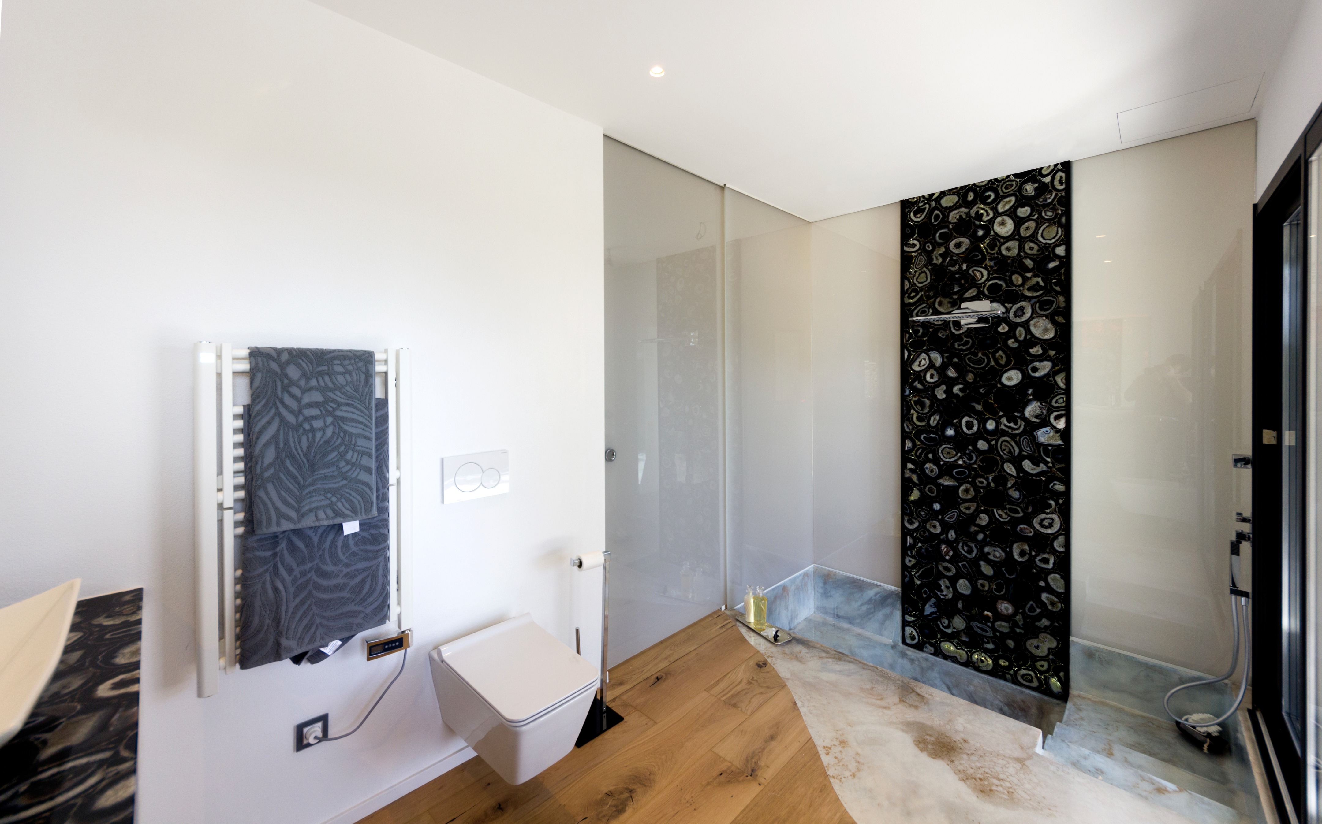 2017 年完成！Cannes 别墅重建项目-16