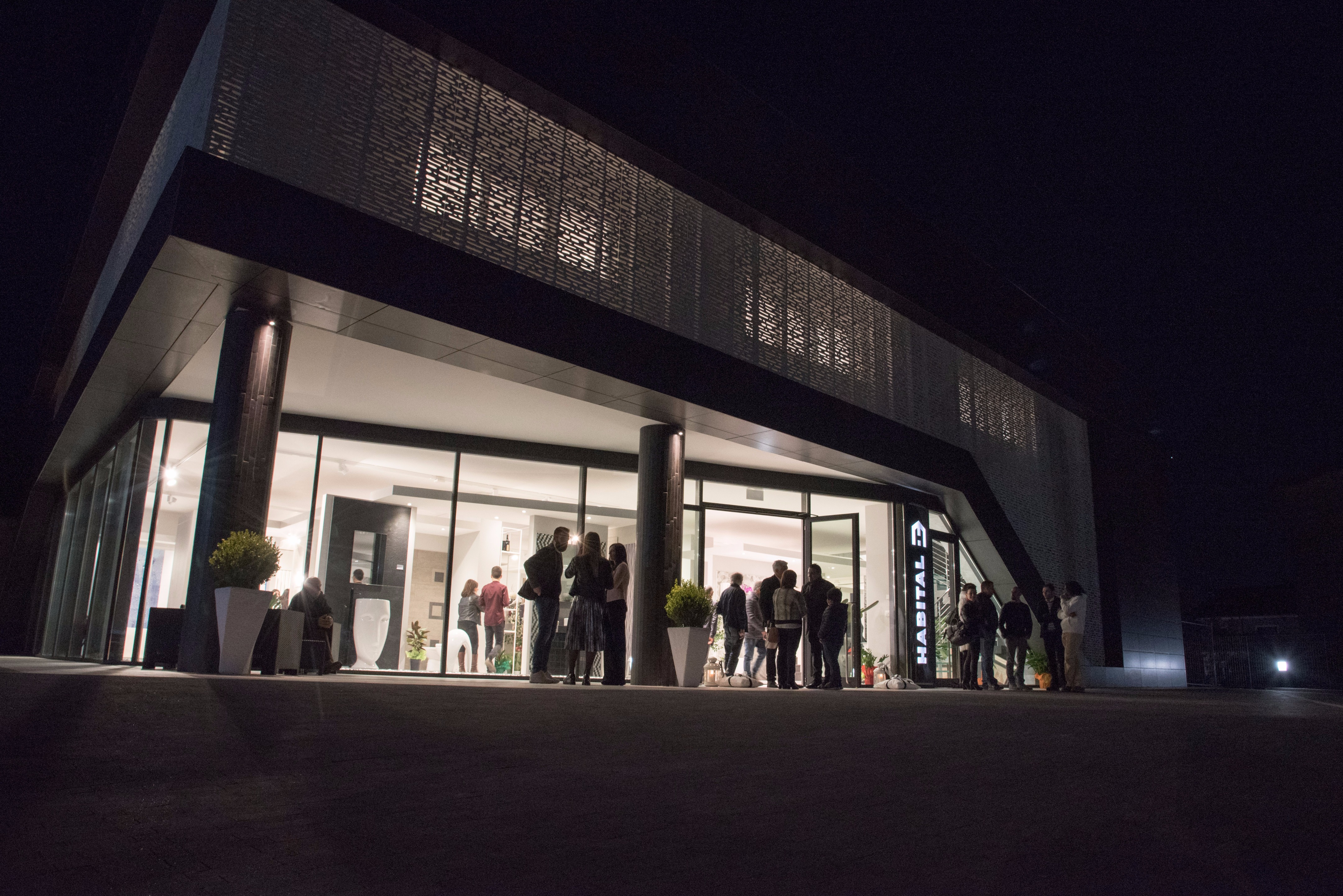 铝构玻璃水泥复合材料打造的意式展厅-5