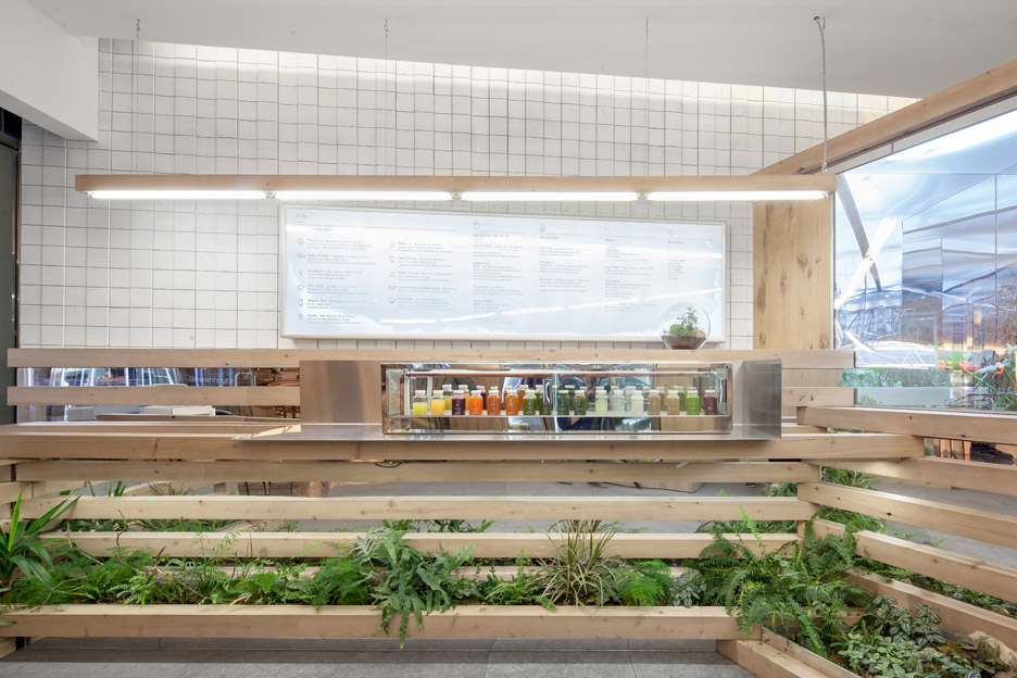 千克工作室为多伦多果汁吧设计雪松内饰-4