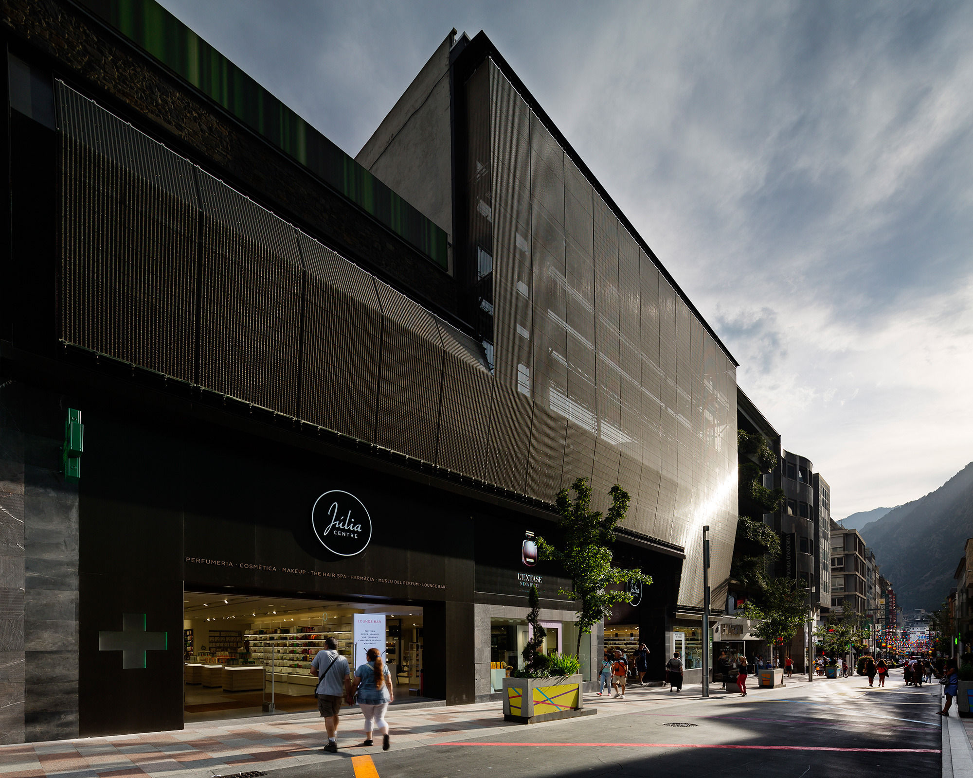 Julia Center | 现代透明媒体幕墙打造奢华香水形象-1
