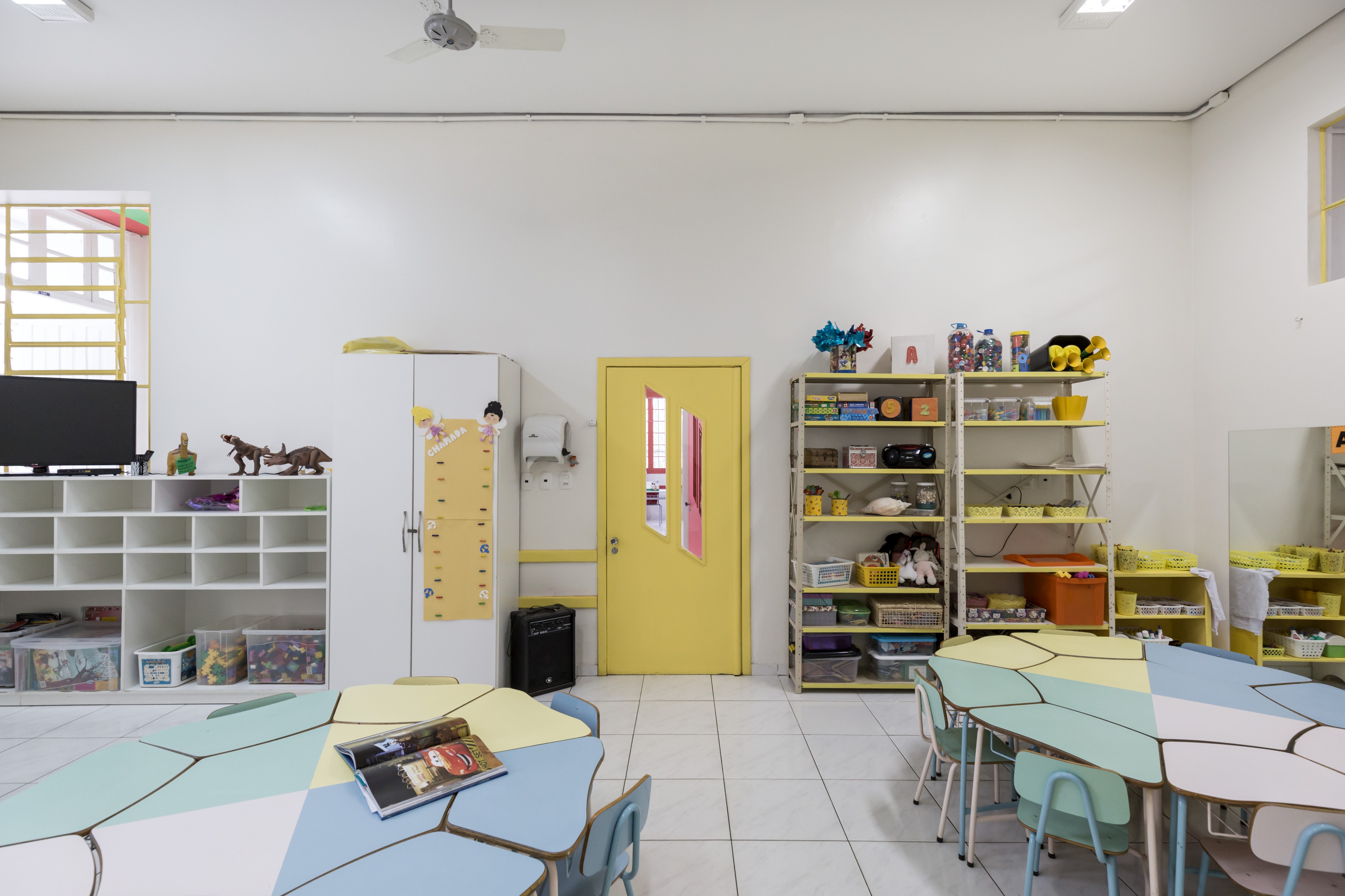 巴西幼儿园色彩斑斓的空间设计-35