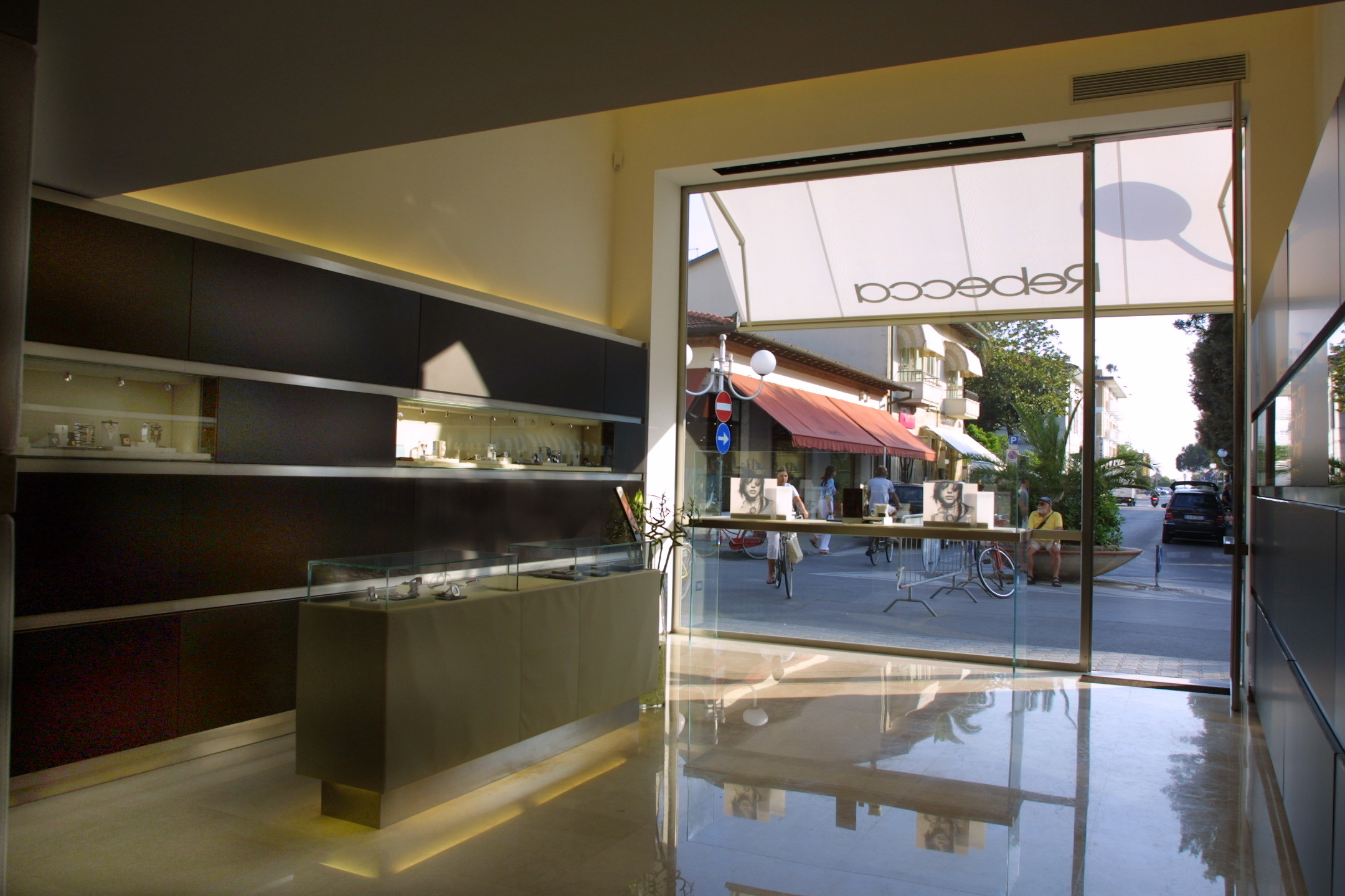 简约设计打造的高端珠宝店-5