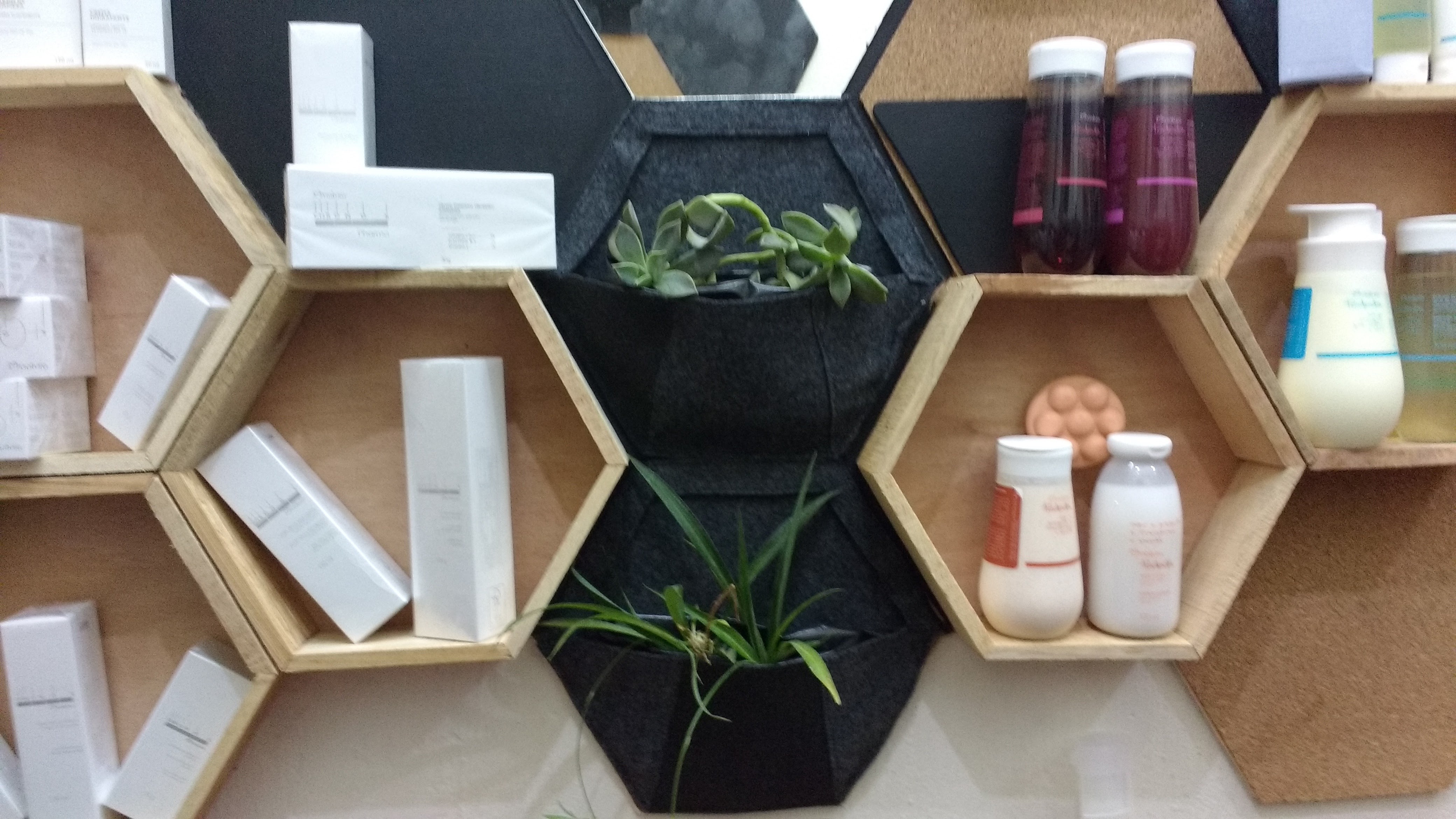 环保可持续的香水化妆品店设计-14