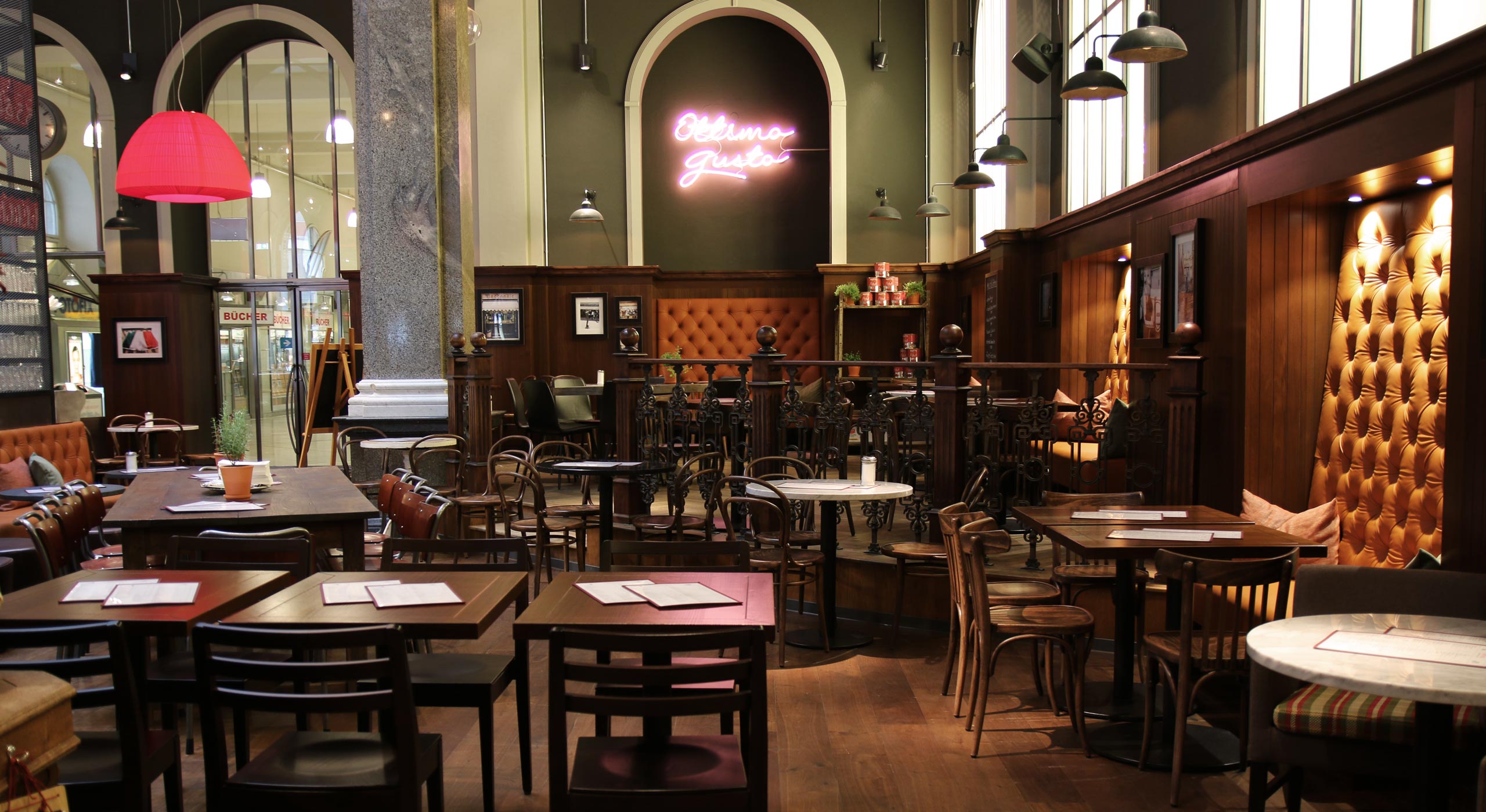 意大利美食餐厅的红色黄色彩虹设计-25