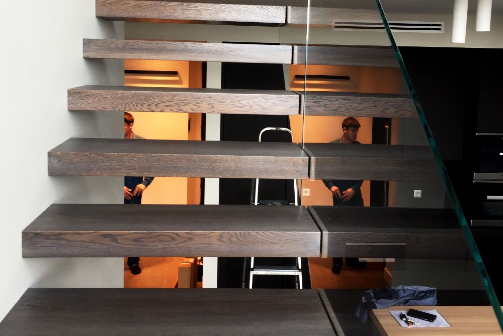 玻璃幕墙上的悬浮楼梯-17