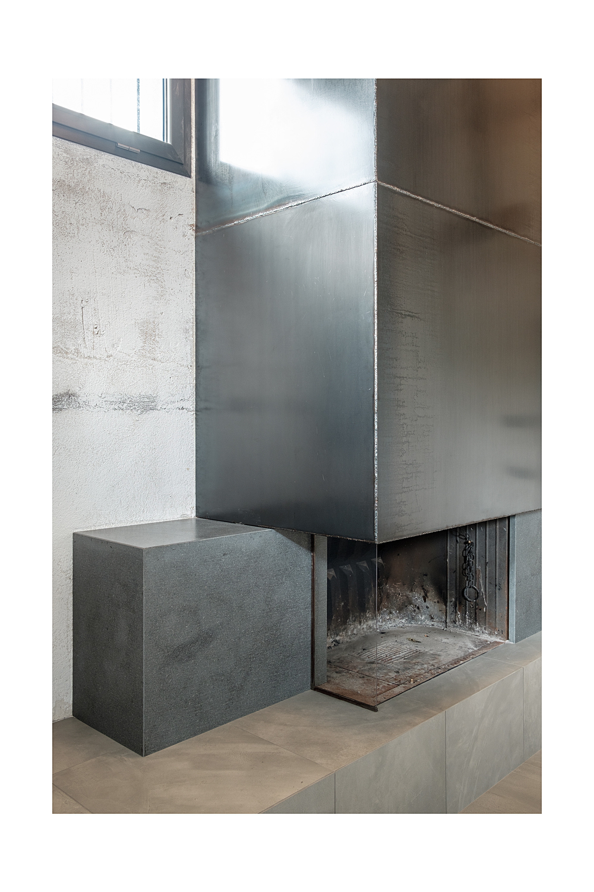 2018 年工业风黑色公寓设计-14