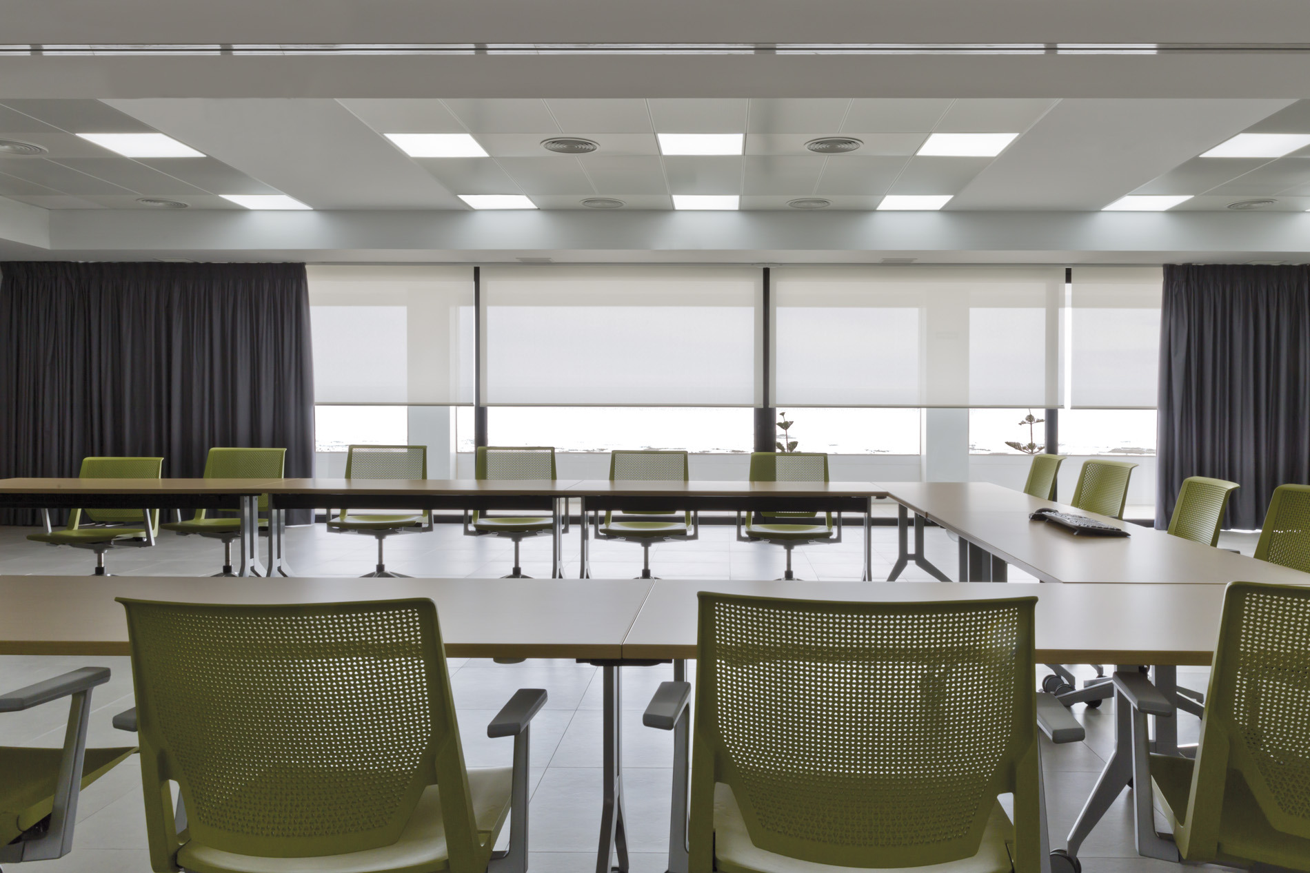 现代西班牙办公室的舒适卷帘设计-13