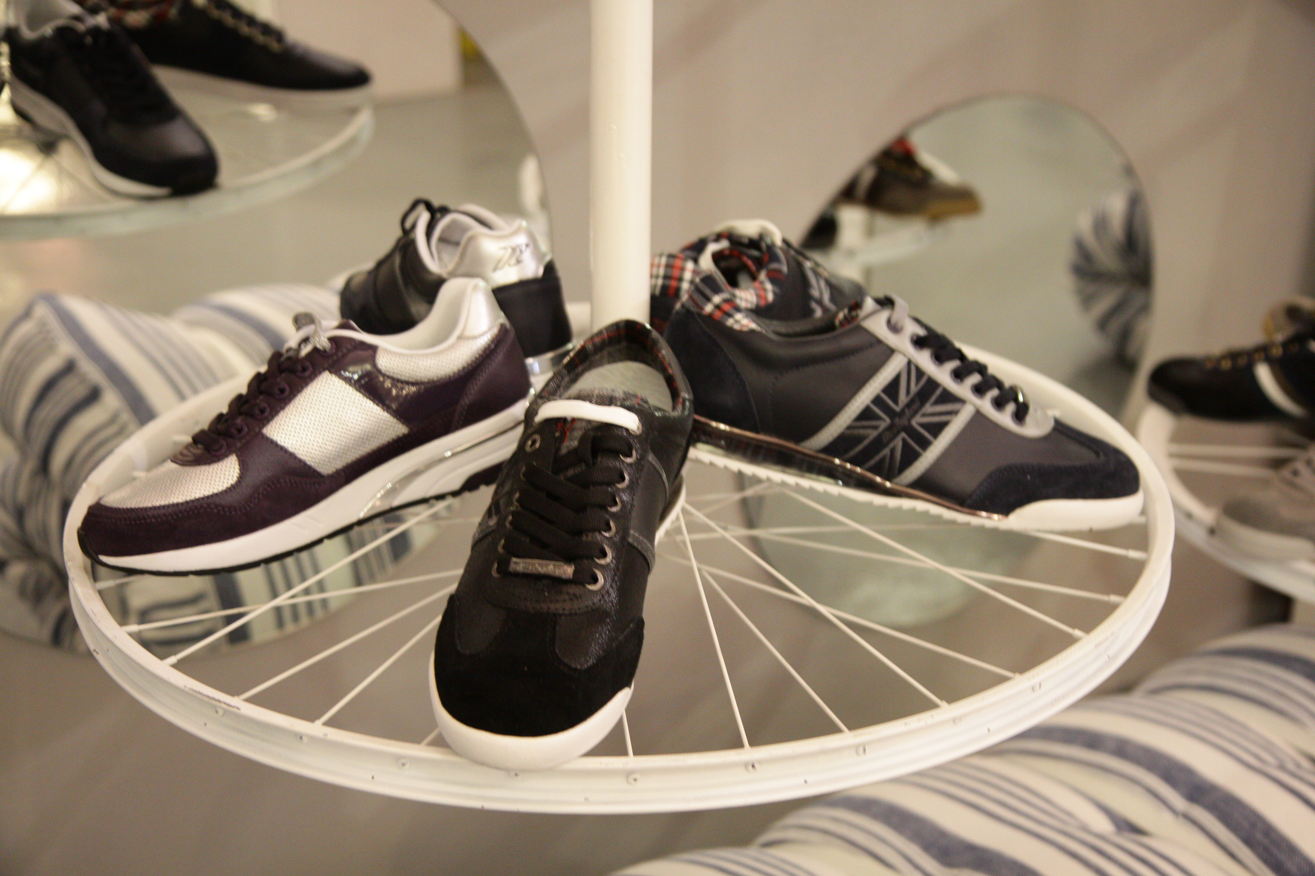 废旧车间变时尚商店的创意重生-19