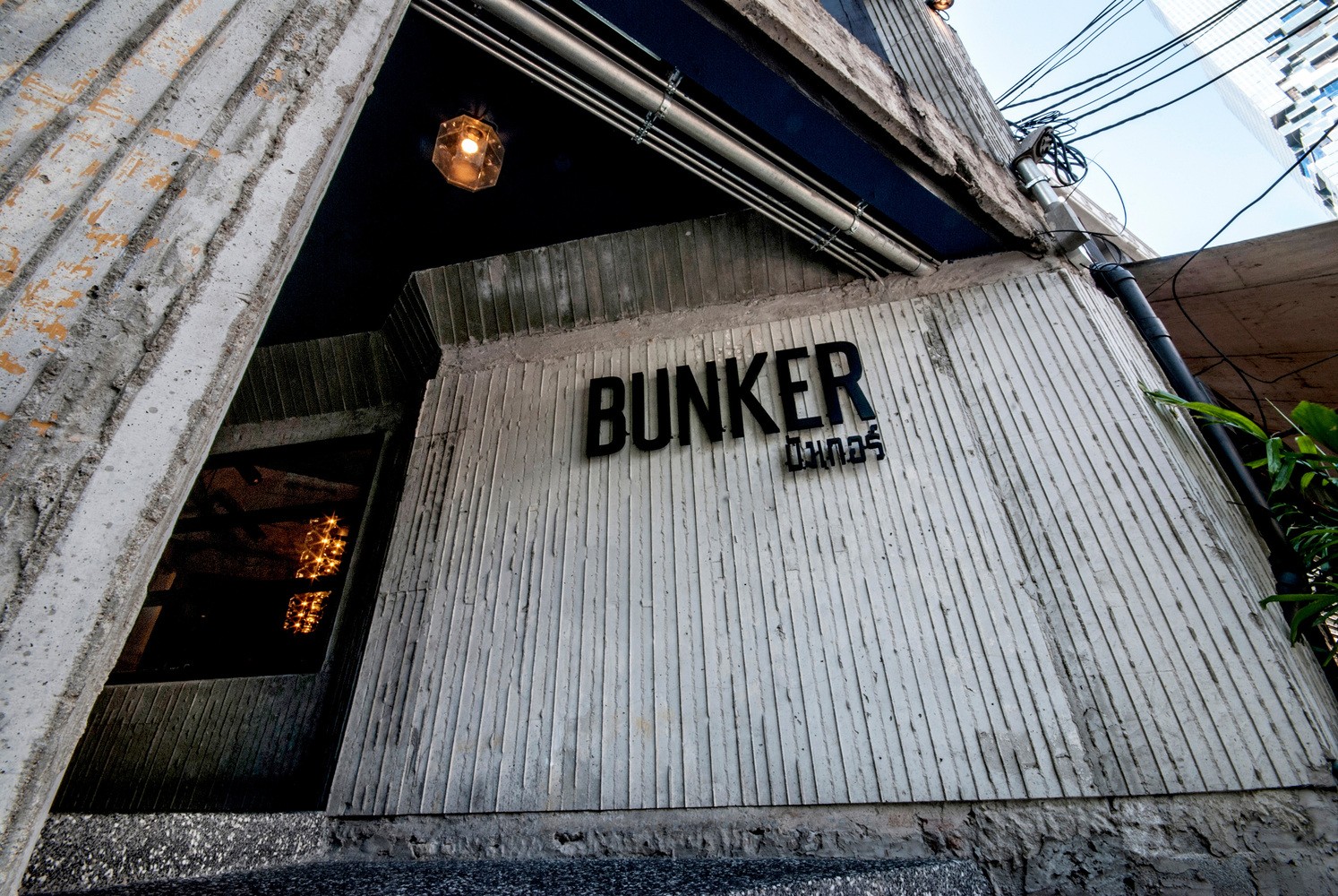 曼谷“过时”混凝土泰国餐厅,融入废弃背景的弹出式美食空间-12