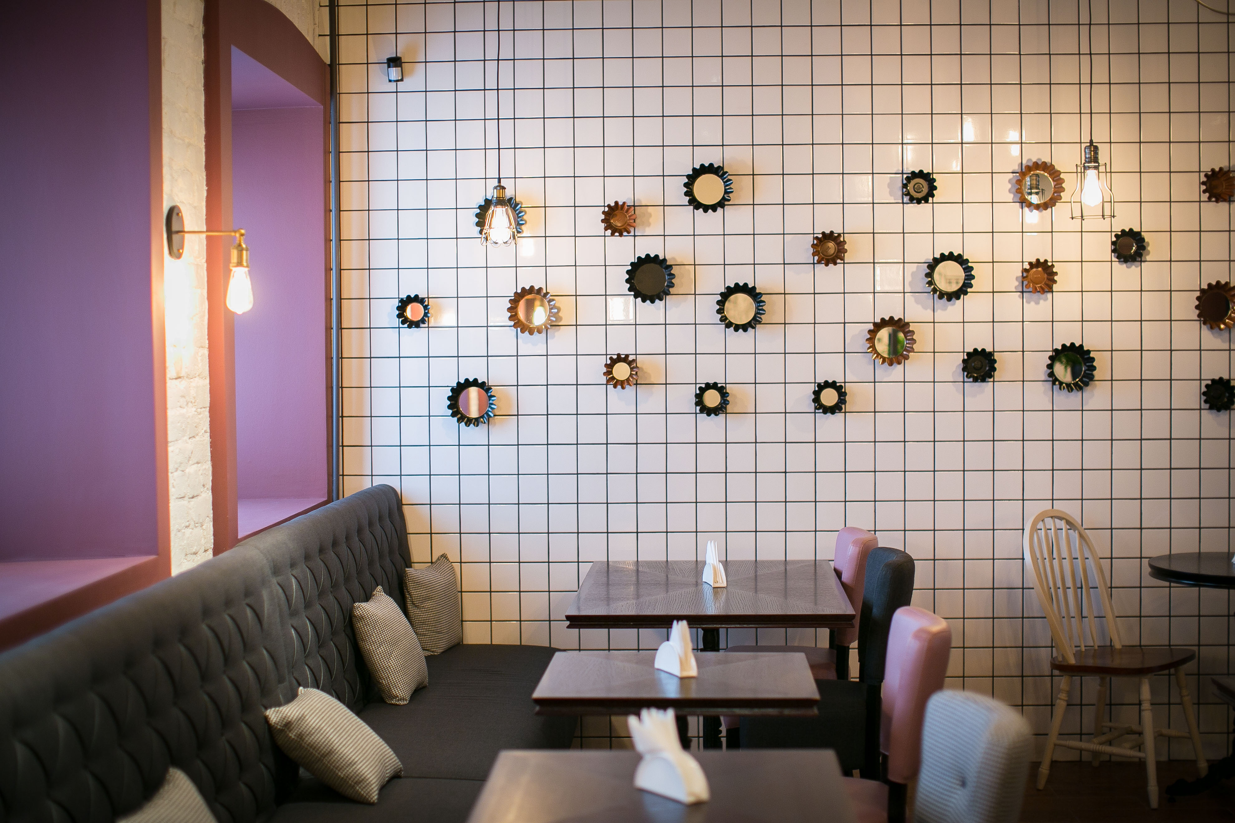 历史砖石与深色调的完美结合，打造温馨咖啡馆空间-7