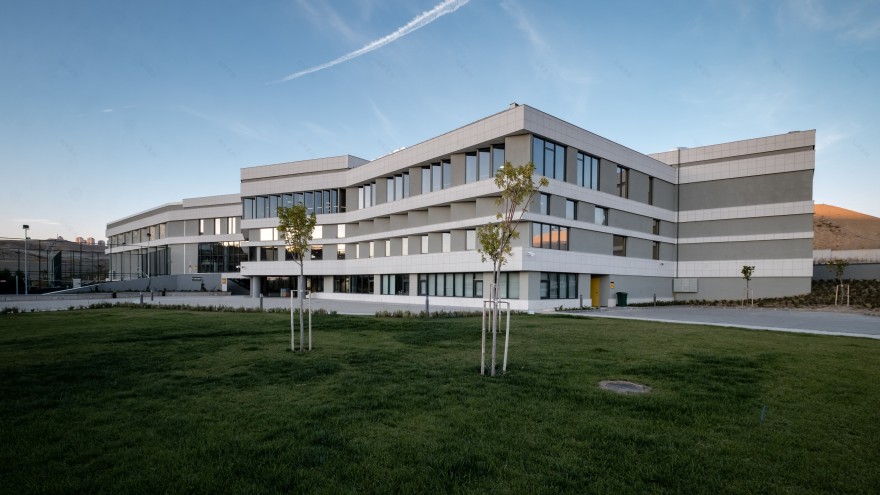 嵌于地形的活力中心——土耳其 Cankaya 大学体育中心-0