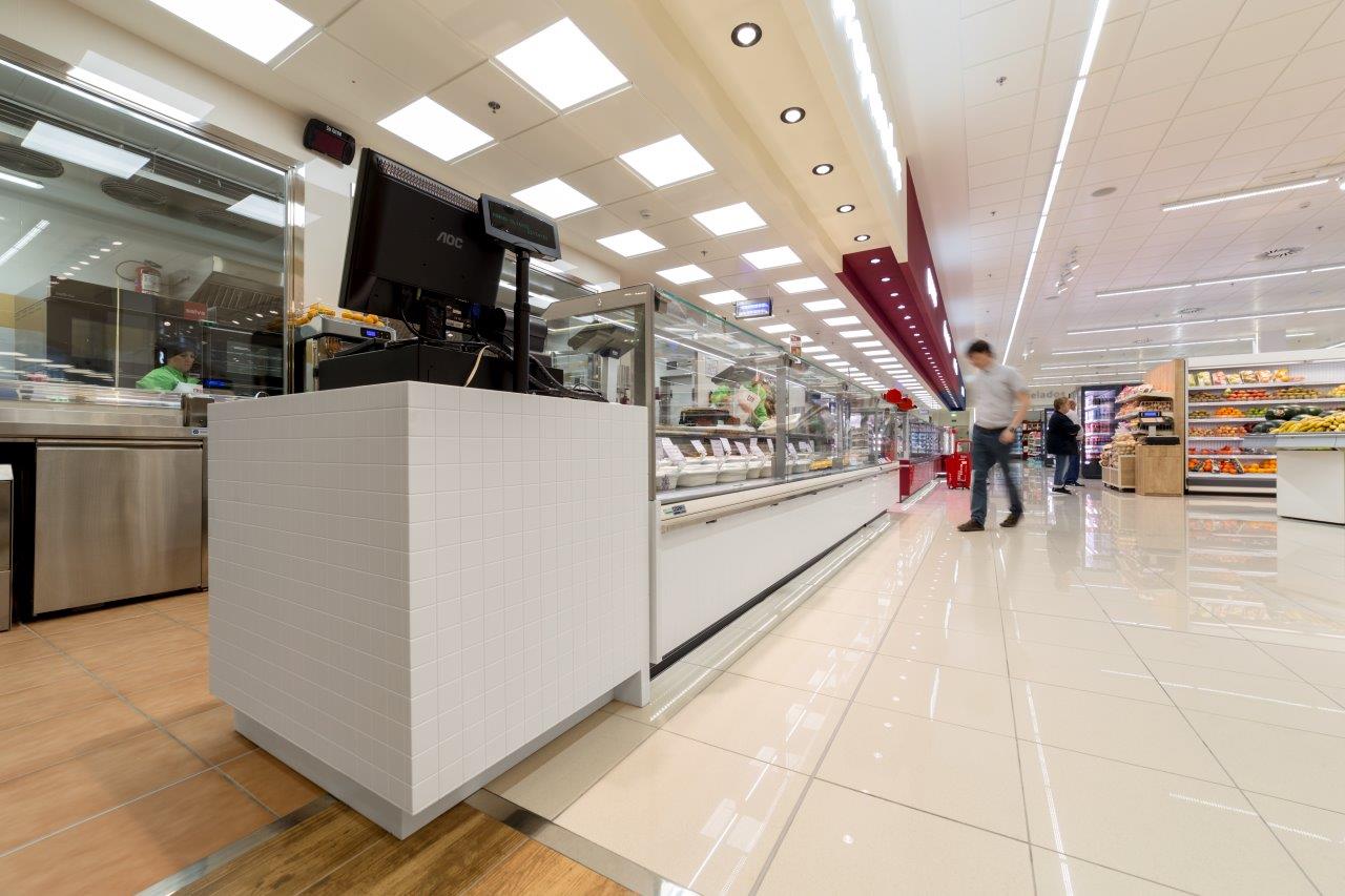 Froiz 超市 | 白色与红色的魅力碰撞-0