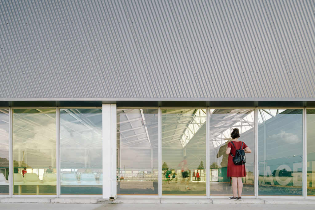 乡间悬浮的运动中心-5