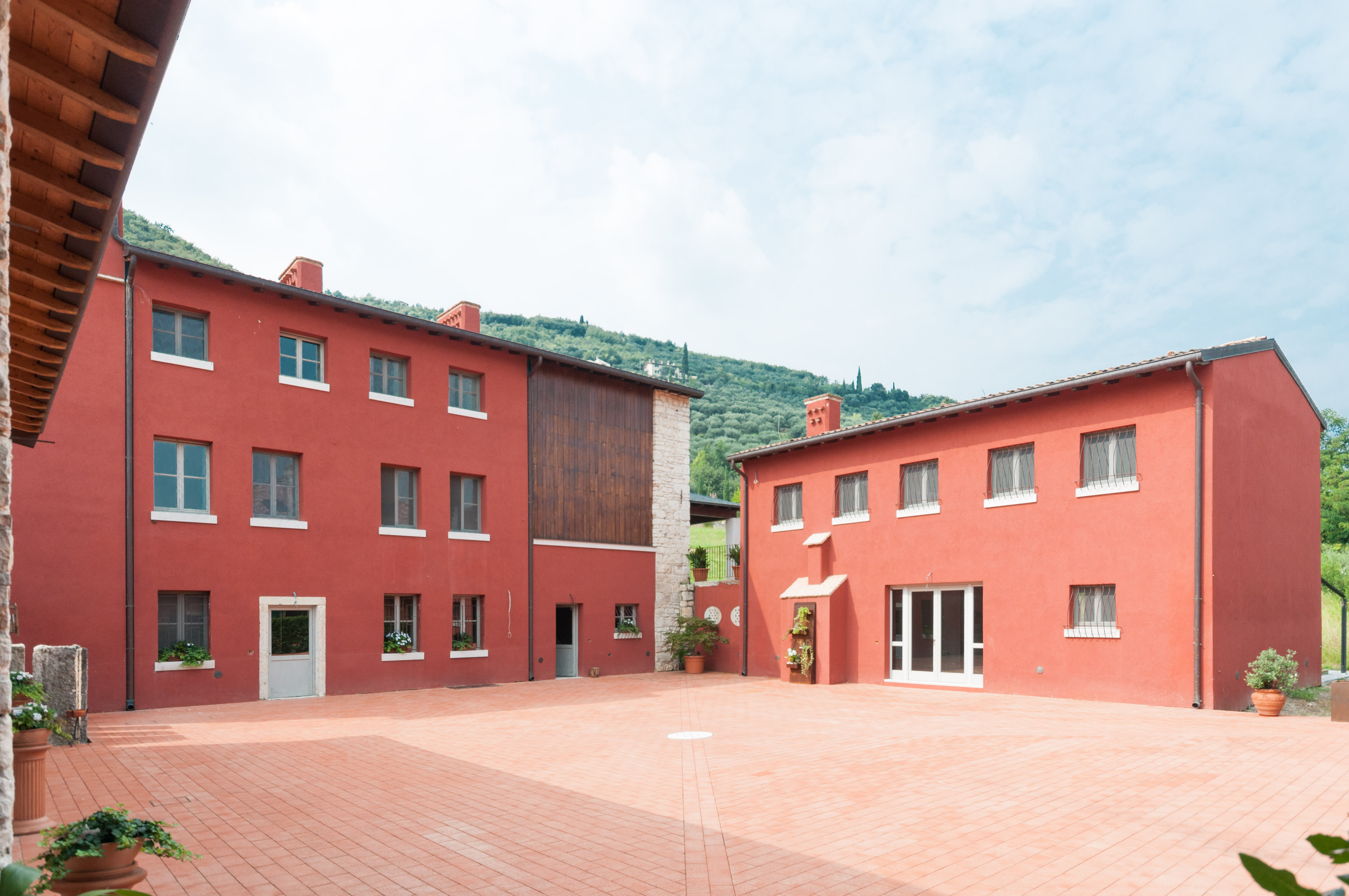 融合历史与科技的意大利乡村别墅设计-1