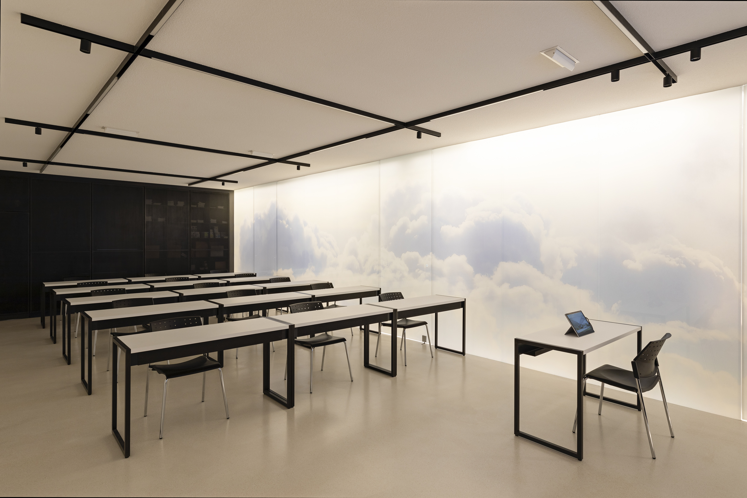 光影交织的培训教室-11