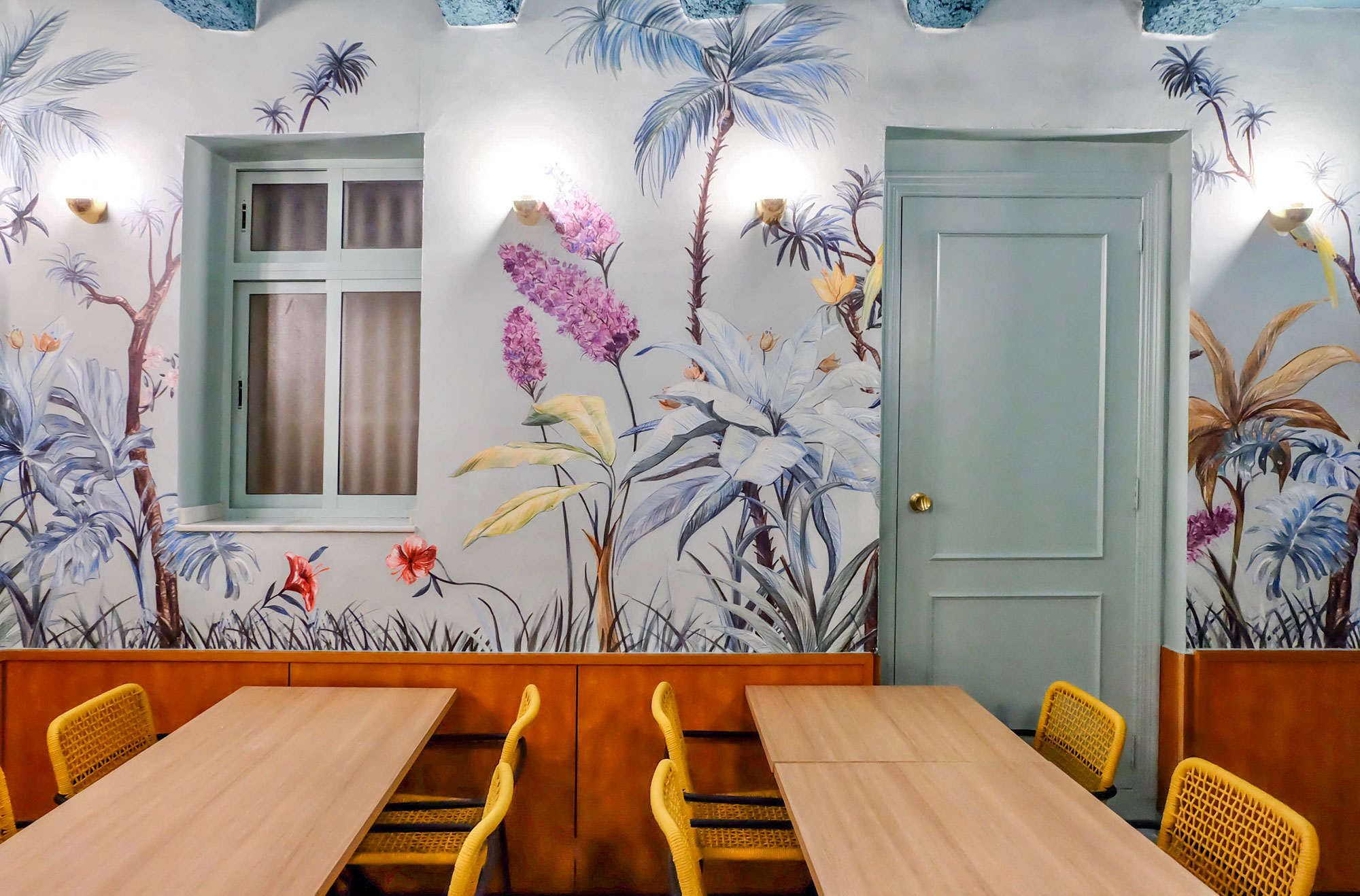 未来主义风格酒吧,法式皇家咖啡厅创新之作-4