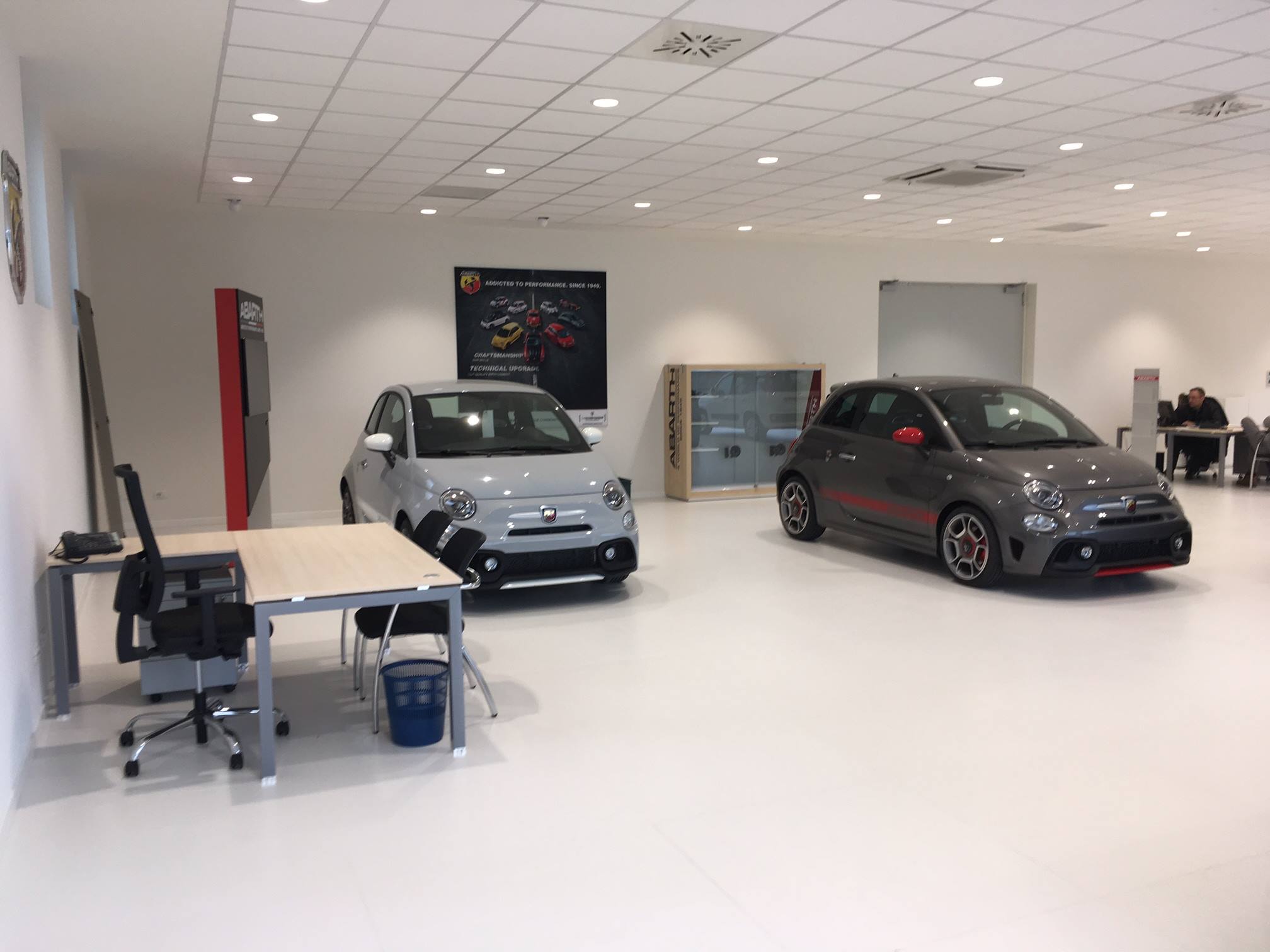 改造意大利厂房 打造现代汽车销售展示空间-14