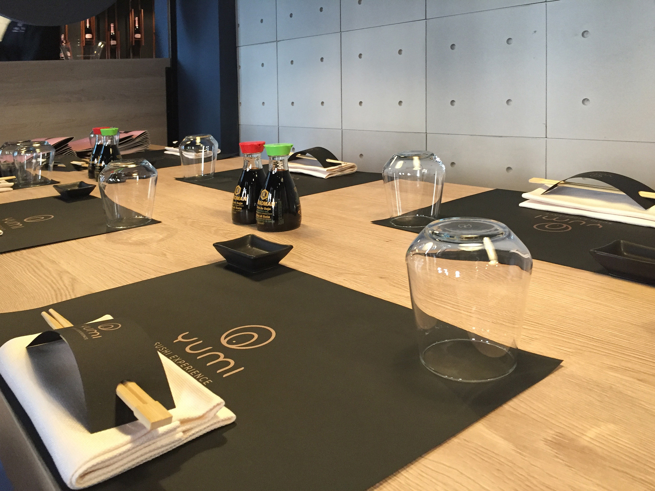 创意纸石纹卫生间，玫瑰金链条瓶架，惊艳的 YUMI 寿司体验-10