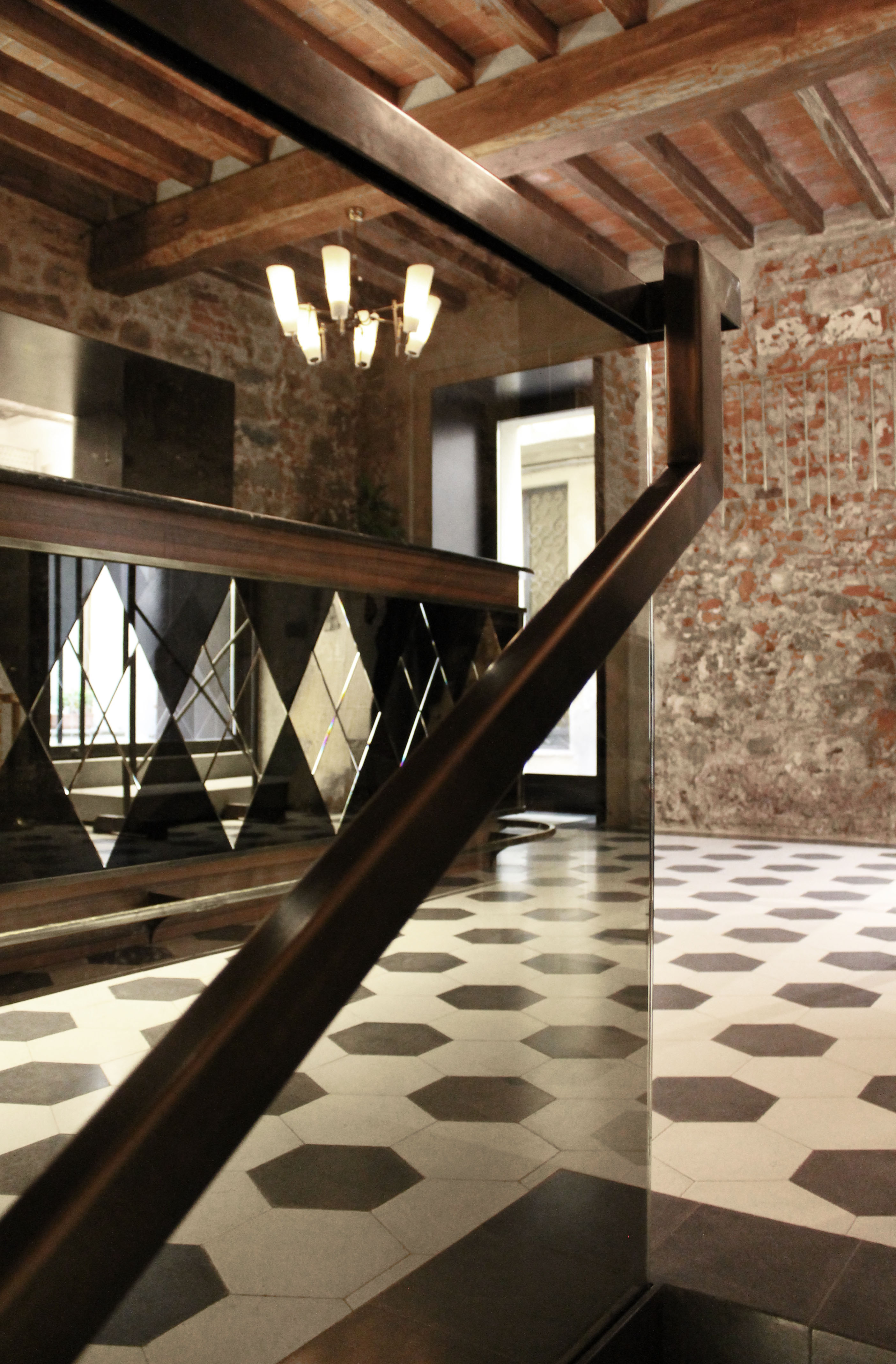 历史与当代交融的意大利餐厅设计-12