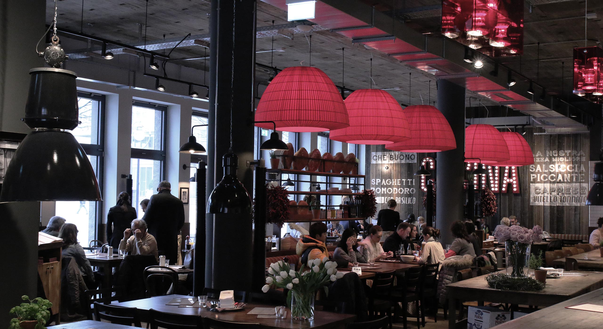 意大利美食餐厅的红色黄色彩虹设计-19