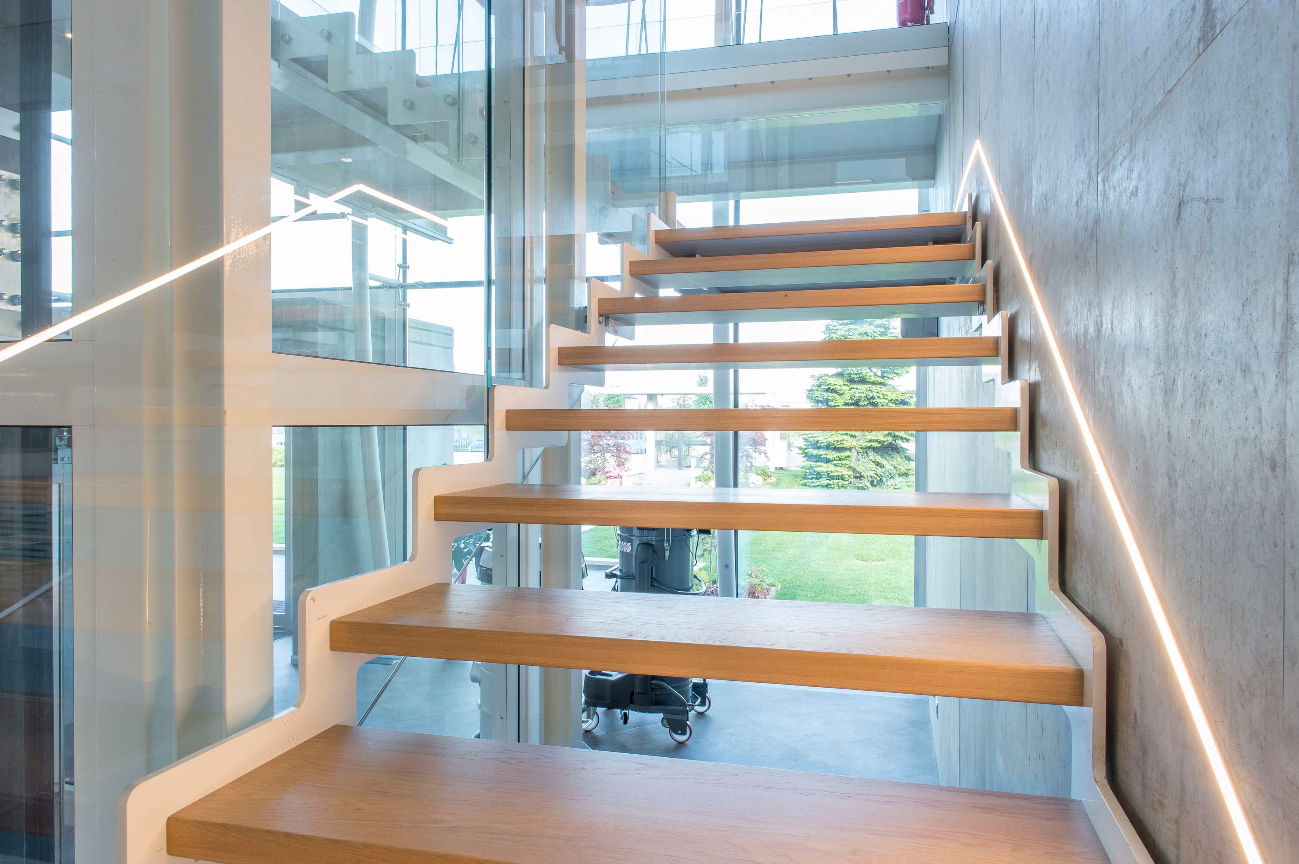 玻璃与钢铁的现代办公空间-11