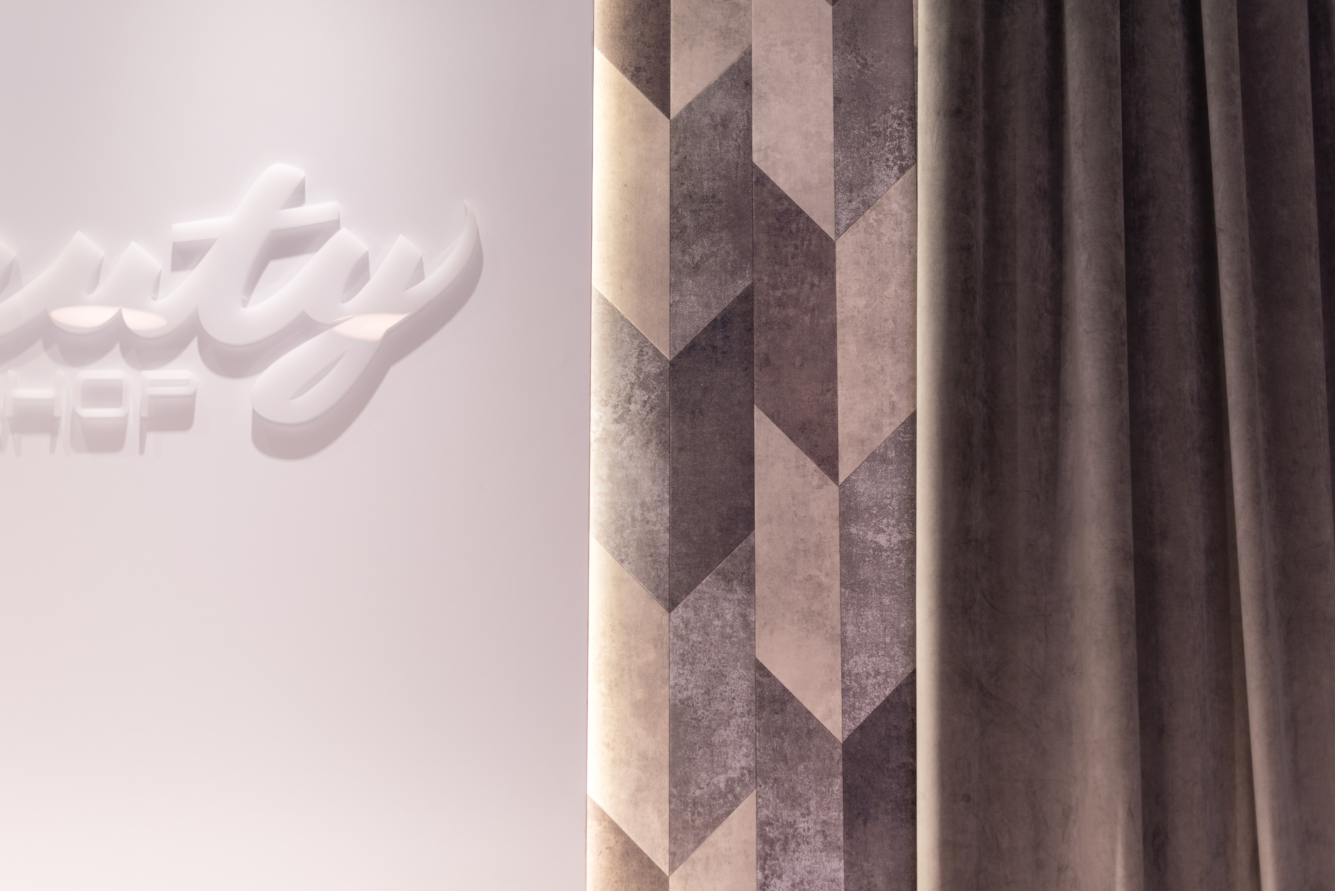 精致香氛护肤品店的永恒魅力-28