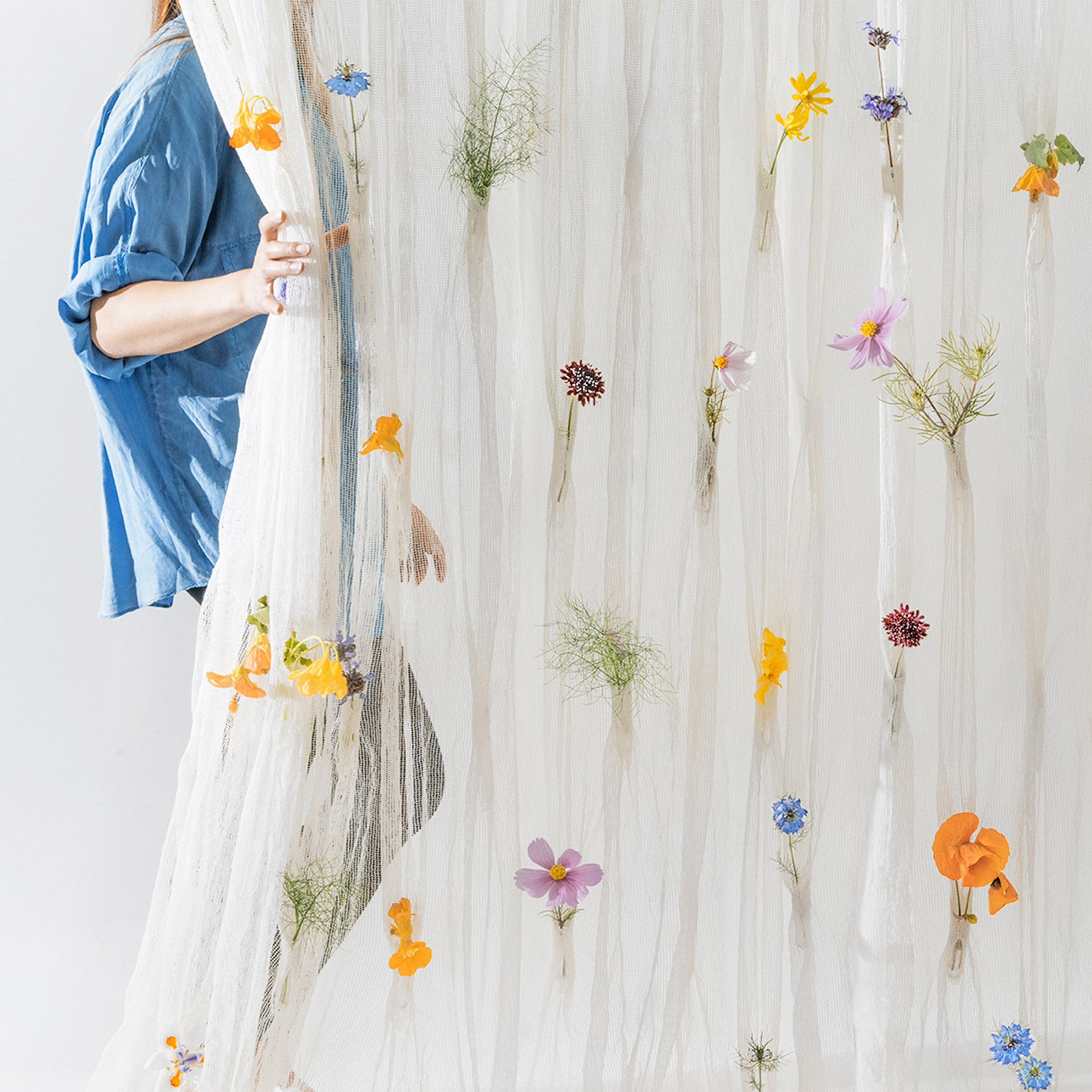 Fresh blooms decorate Draped Flowers Curtain woven from paper-0