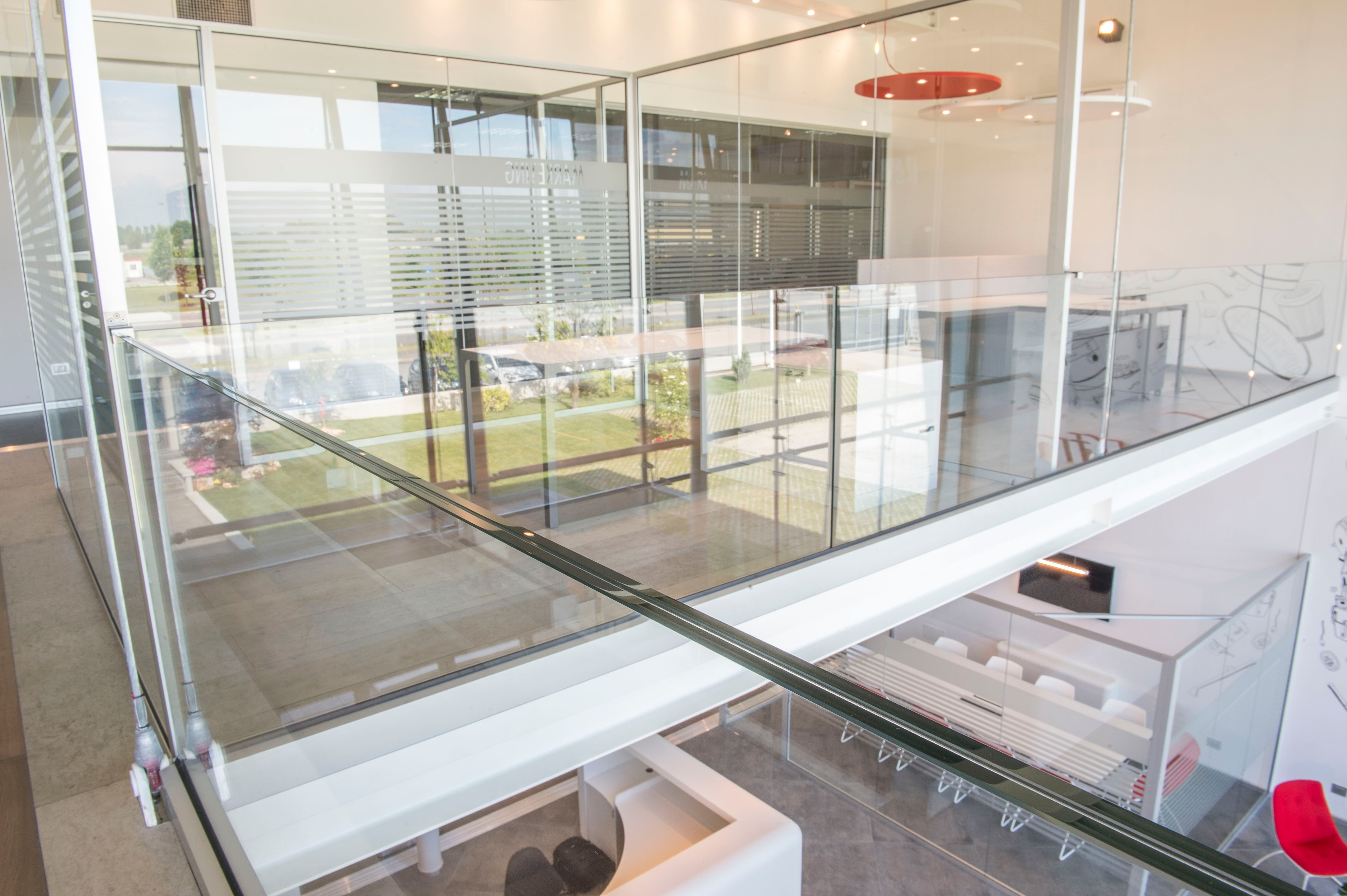 玻璃与钢铁的现代办公空间-29