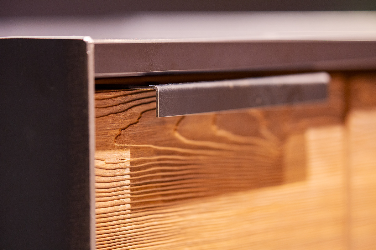 温暖木质与现代铁艺的优雅融合-9