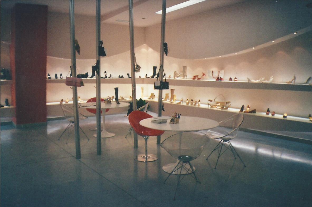 2003 年完成的意大利鞋类展示厅设计-8