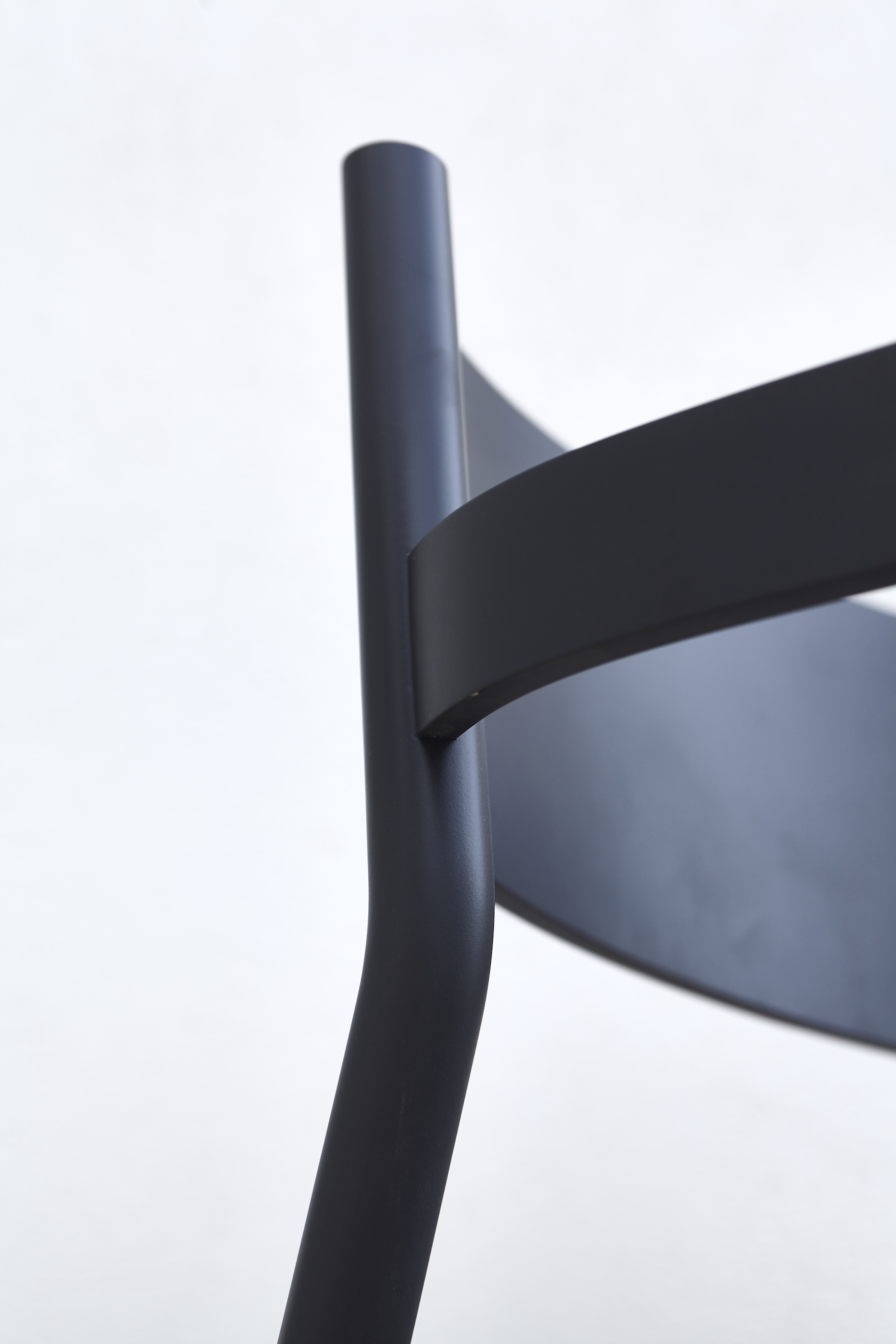 伦敦设计师 Timothée Mion 的极简主义椅子 Plouf-3