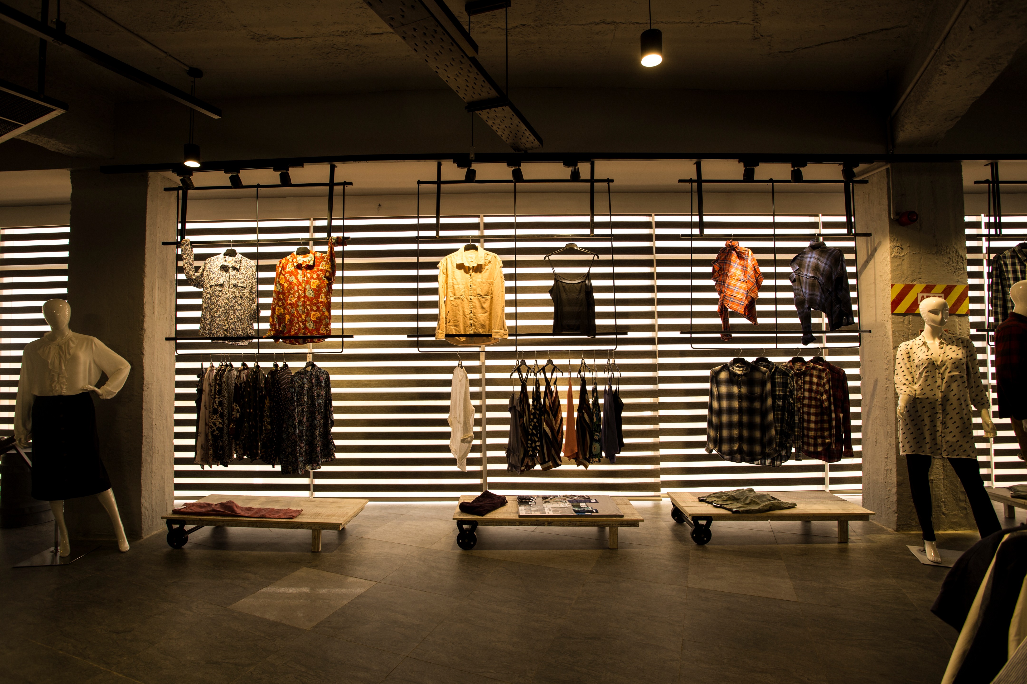 2017 年完成的工业风时尚展示厅室内设计-6