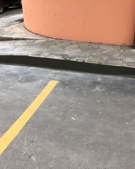 2018 年完成的商铺入口人行道设计
