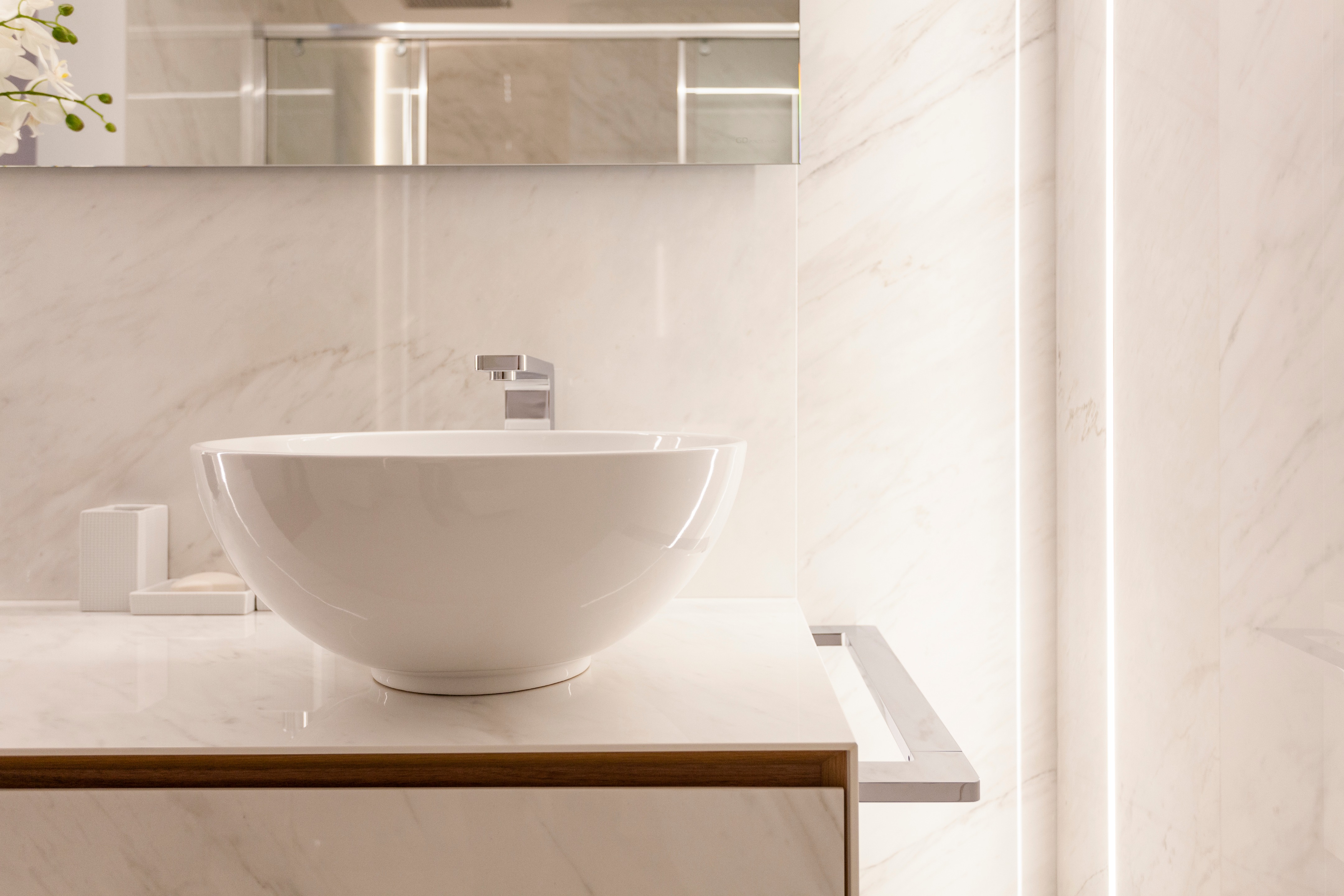 极简风格顶层公寓，温暖木质地板与经典黑白浴室设计-43