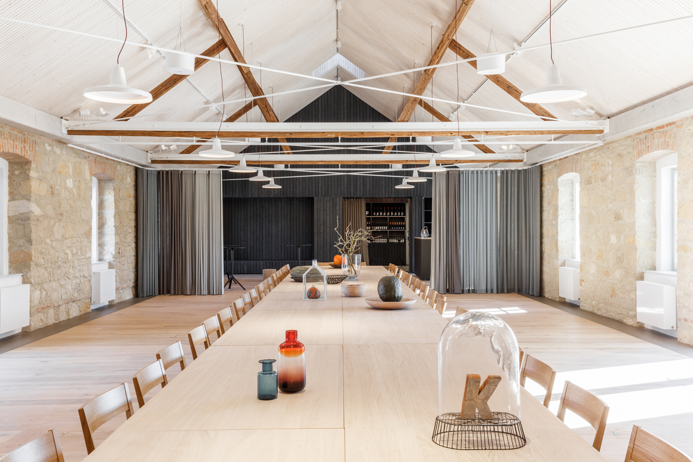 废弃奶牛场转型功能厅,历史与创新的完美结合-0