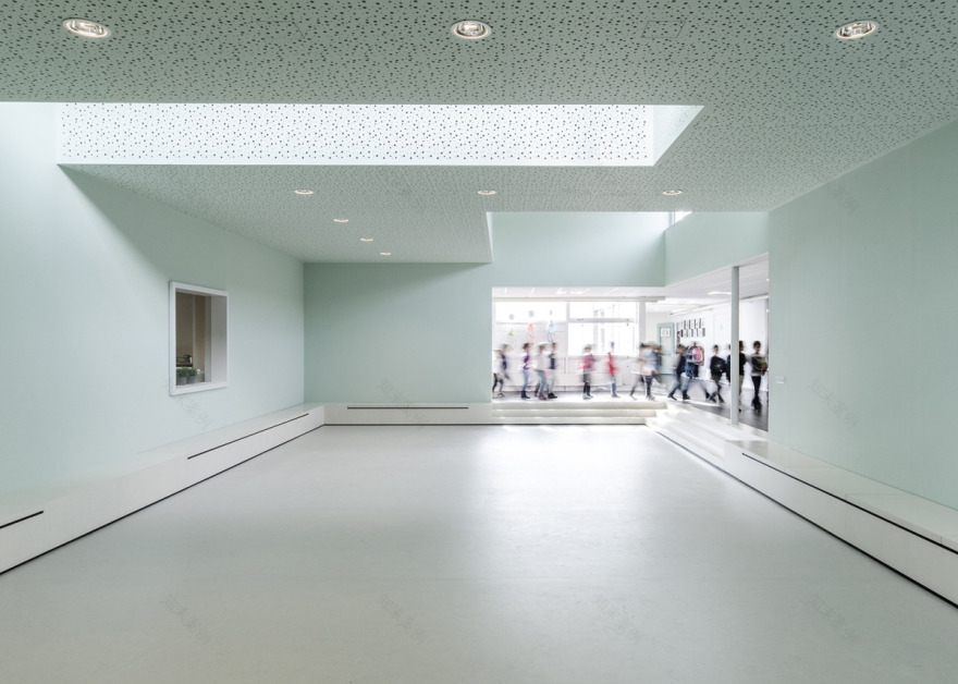 荷兰哈勒姆小学翻新逆袭,绿色走廊里的学习新天地-6