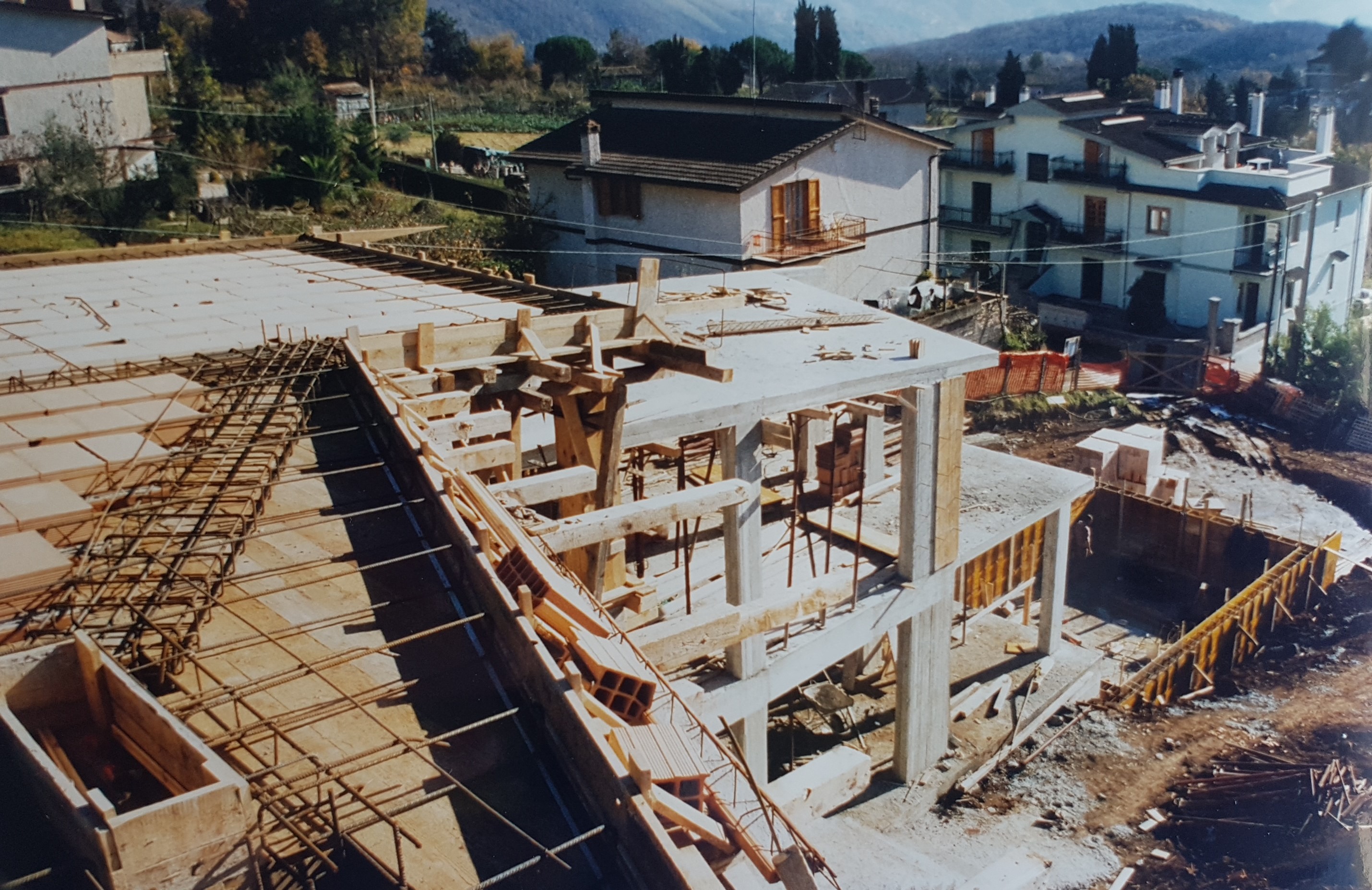 意大利橄榄树丛中的双层别墅设计-89