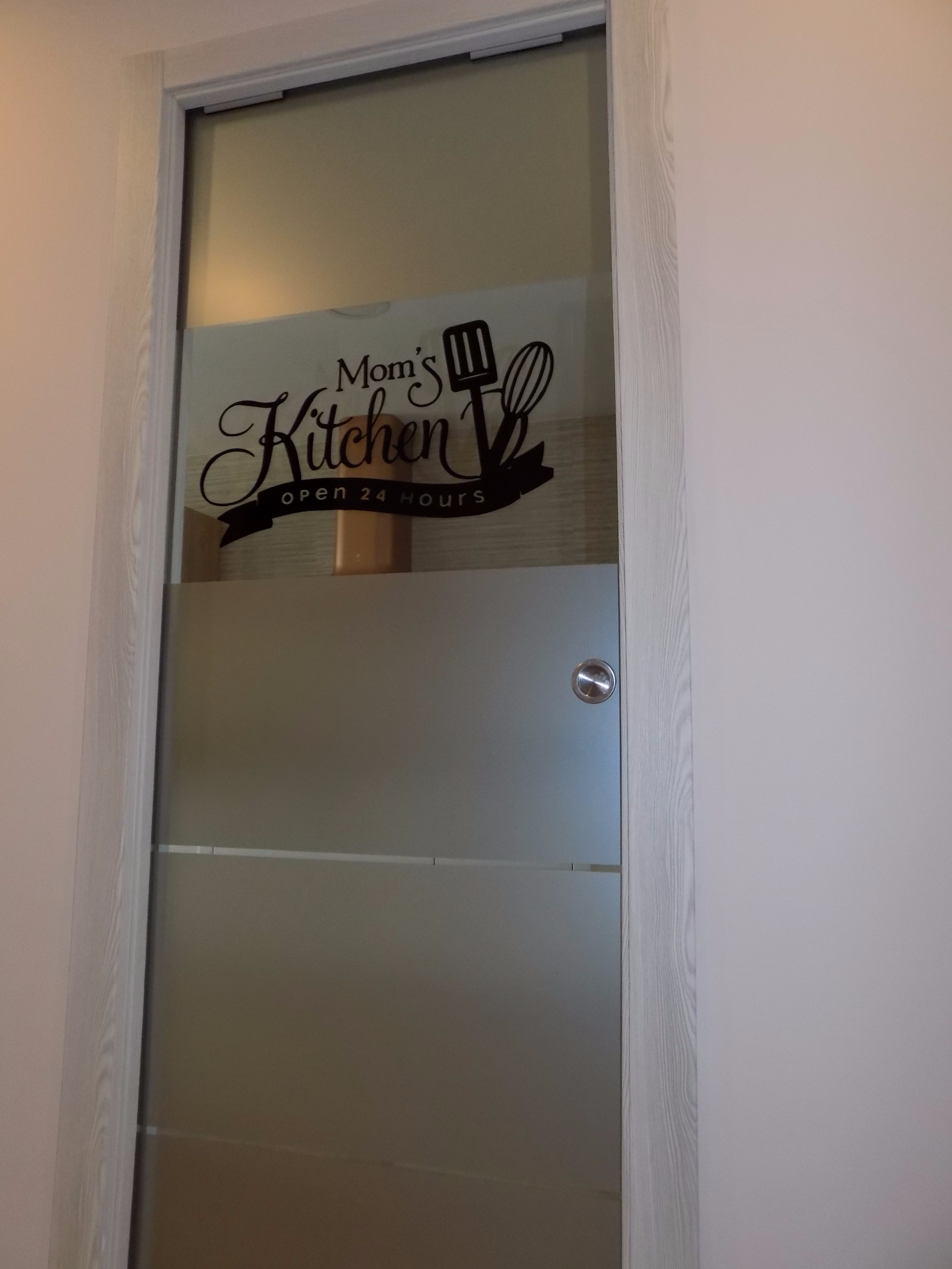 现代复古厨房，工业风与早餐文化的完美融合-1