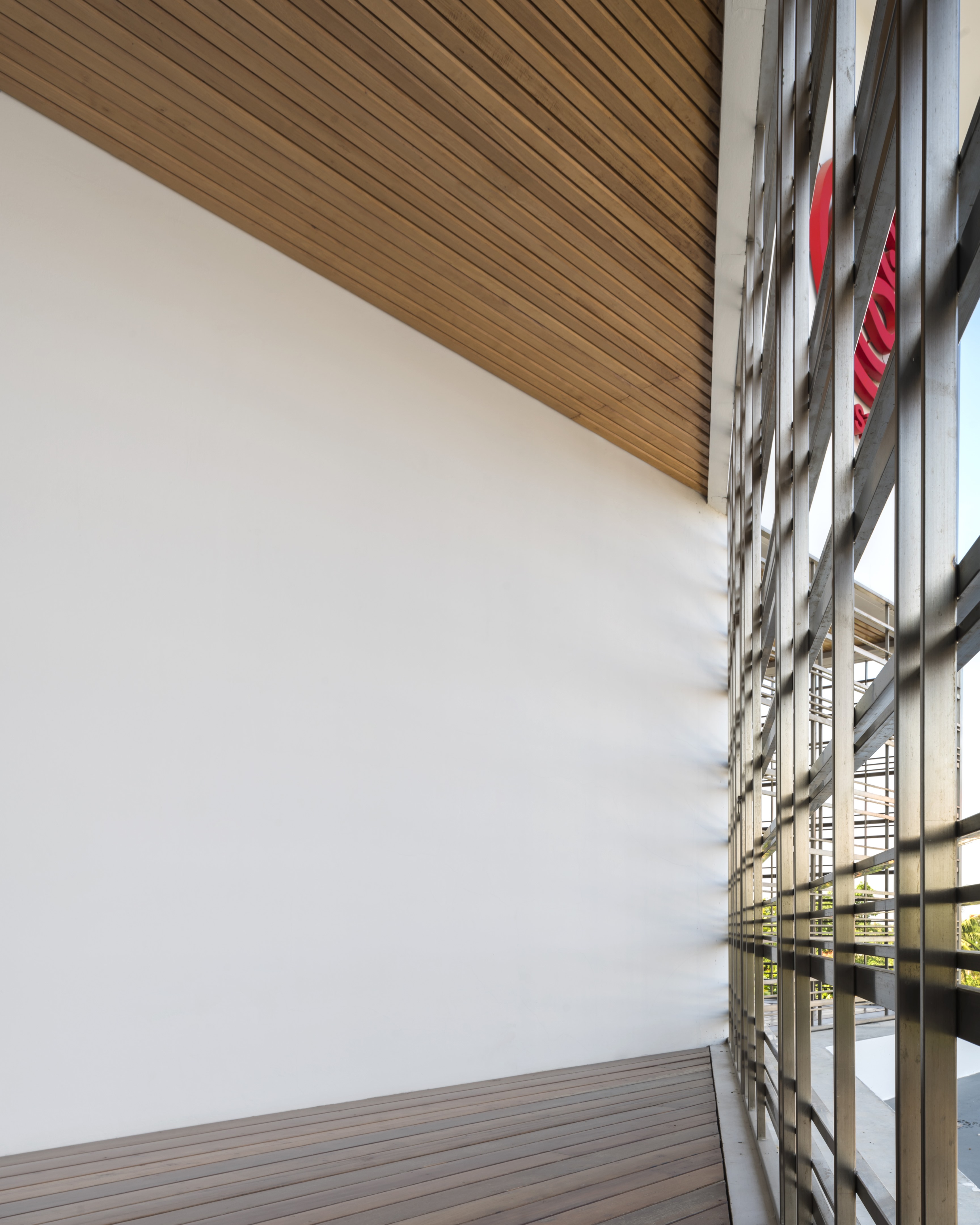 泰国曼谷 Pathumthani 金店 | 红金相映,现代与传统的完美融合-32