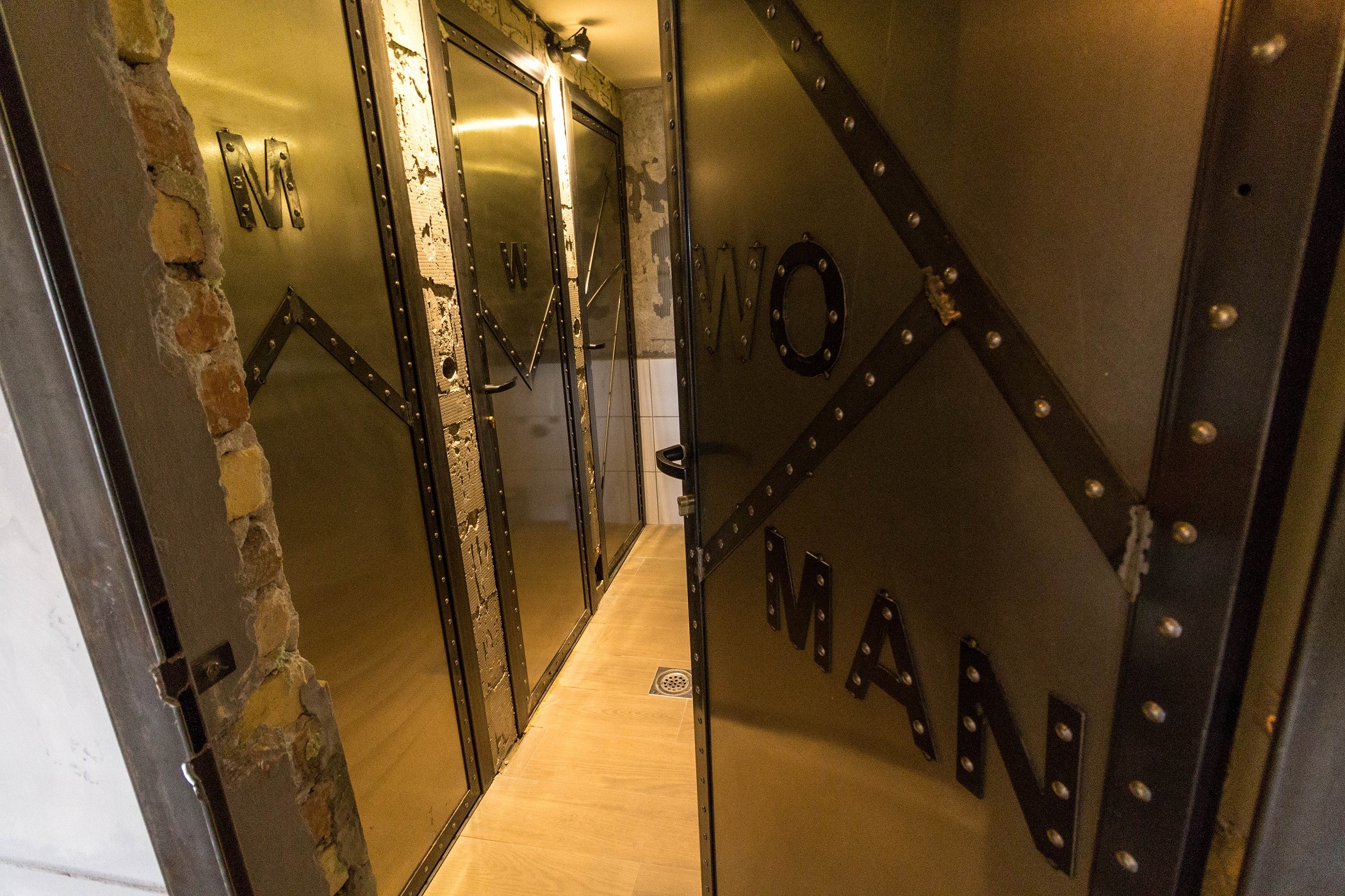 独特工业风,1200 米管道打造的极致酒吧空间-12