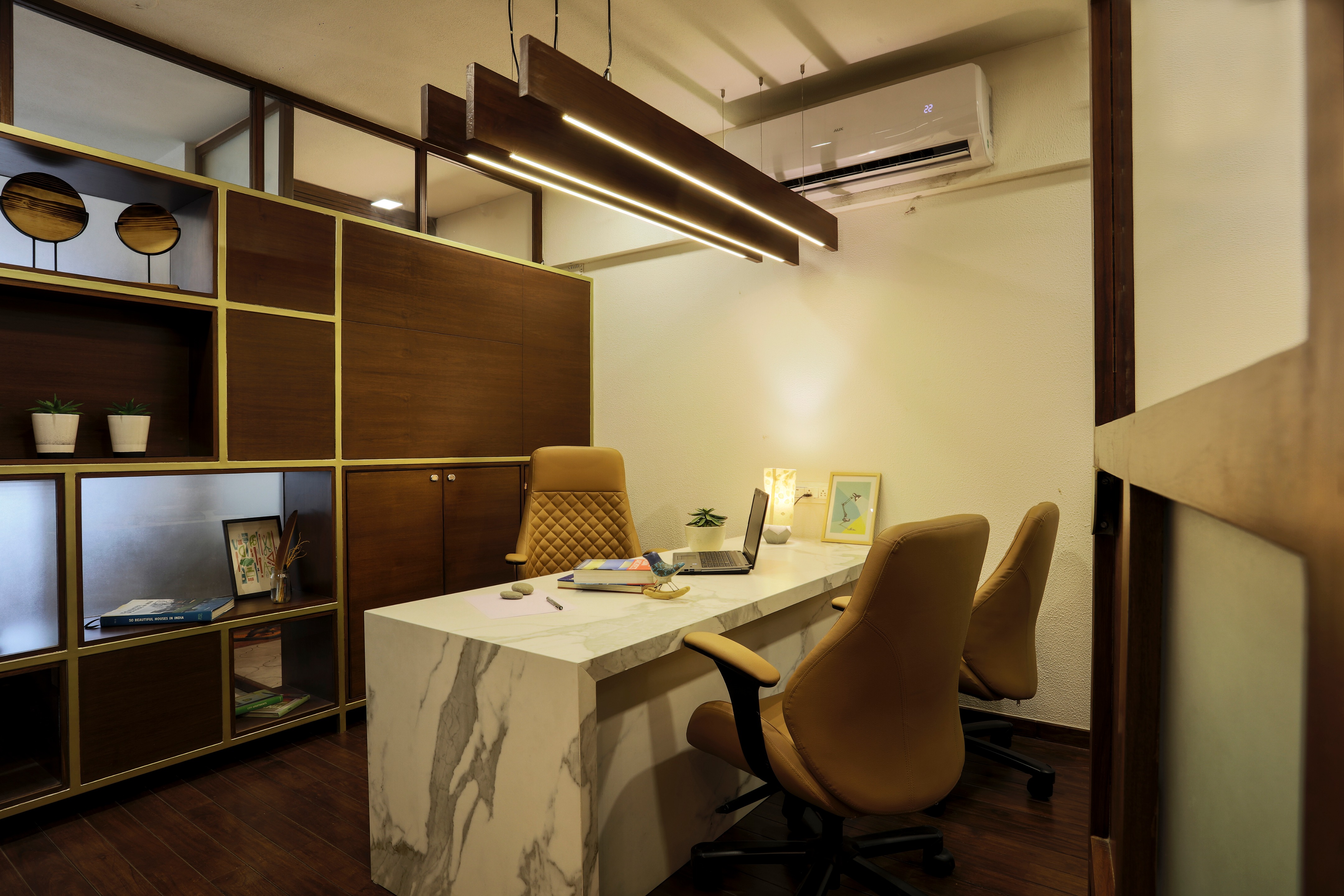 2018 年完成的 Kalpesh Modi 办公室设计 | 定制家具与照明设计的完美结合-4
