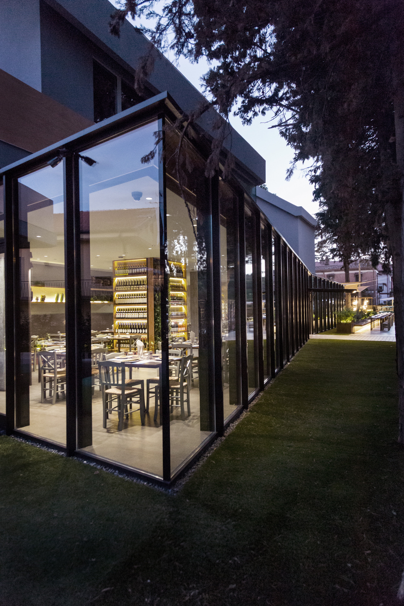 古宅新生,餐饮空间与历史文化的完美融合-7