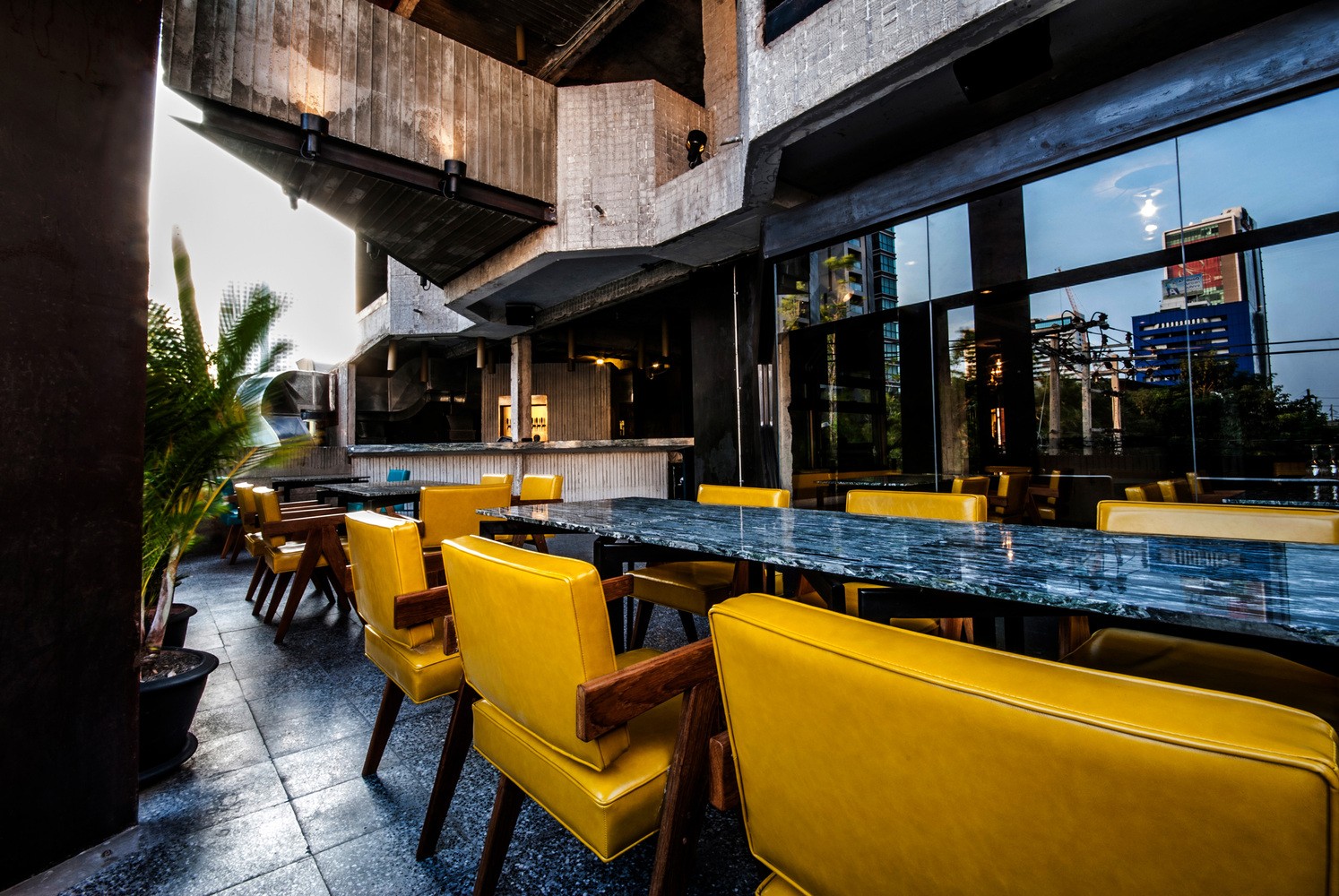 曼谷“过时”混凝土泰国餐厅,融入废弃背景的弹出式美食空间-16