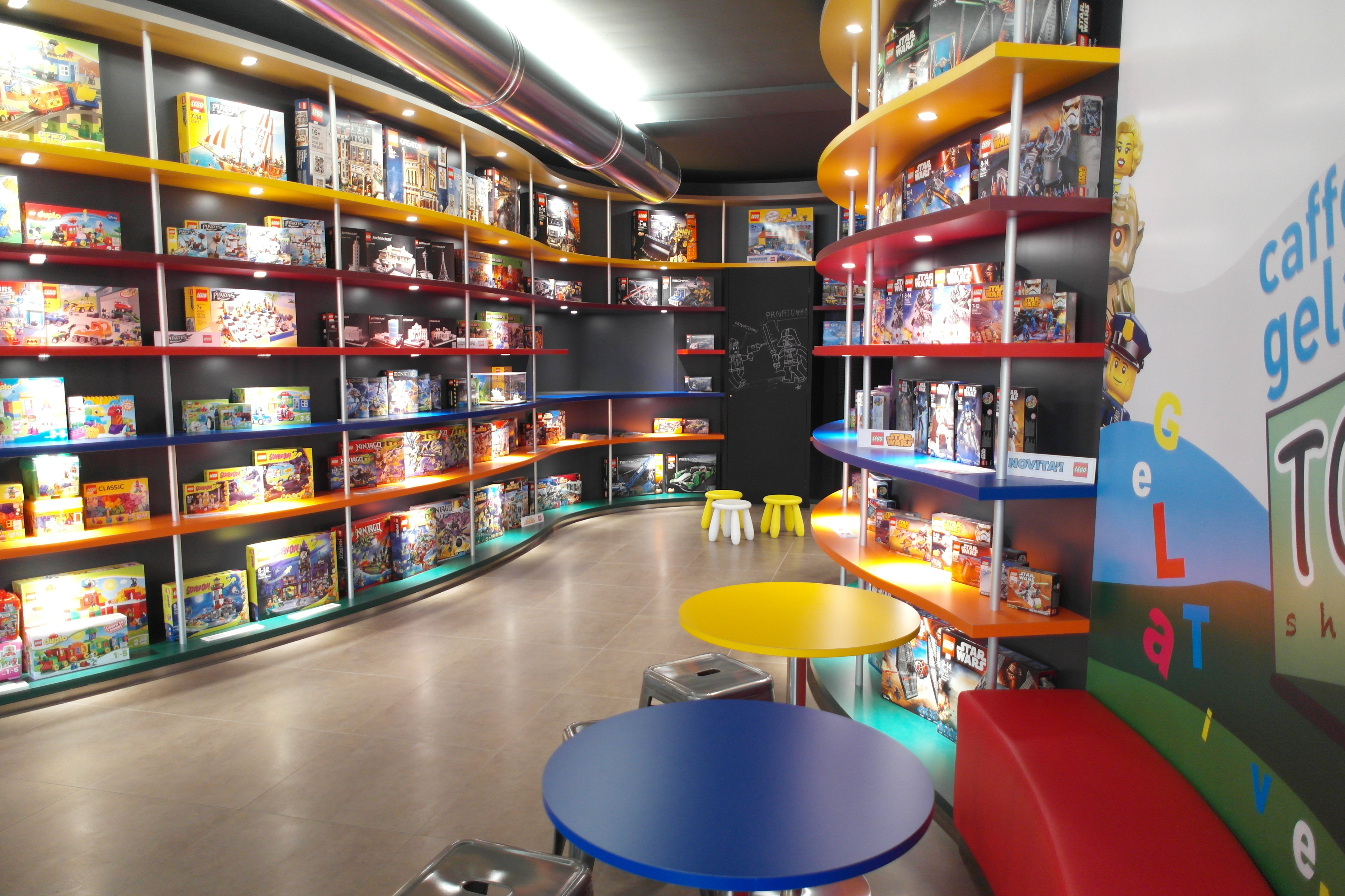 创意玩具店里的意大利手工冰淇淋-12