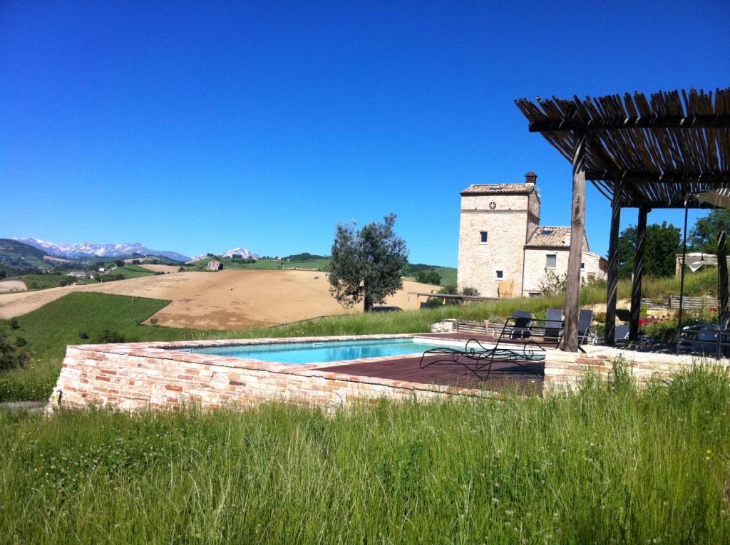 2010 年完成的精美乡村别墅 | 泳池与历史建筑的完美融合-3