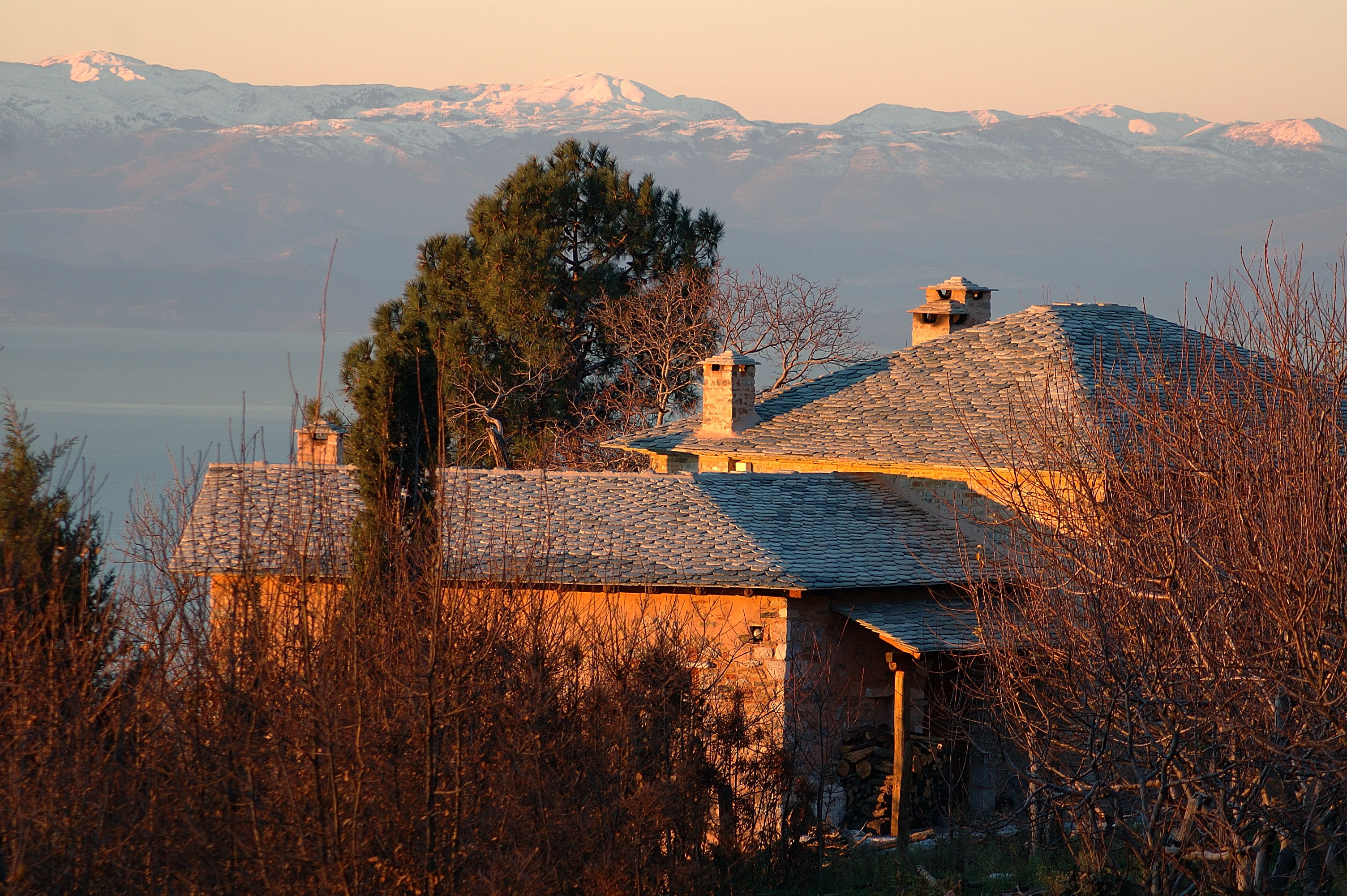 Pelion 山间混凝土石屋，融入自然的简约生活-5