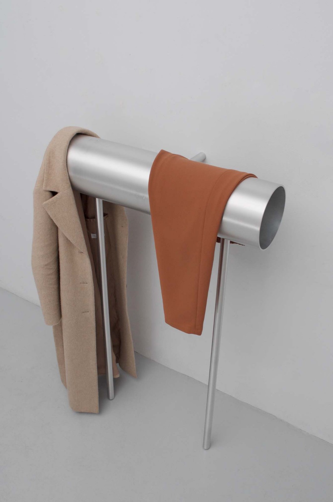 极简风格“隧道”置衣架，无物理紧固件，展现新材料新技术魅力-5